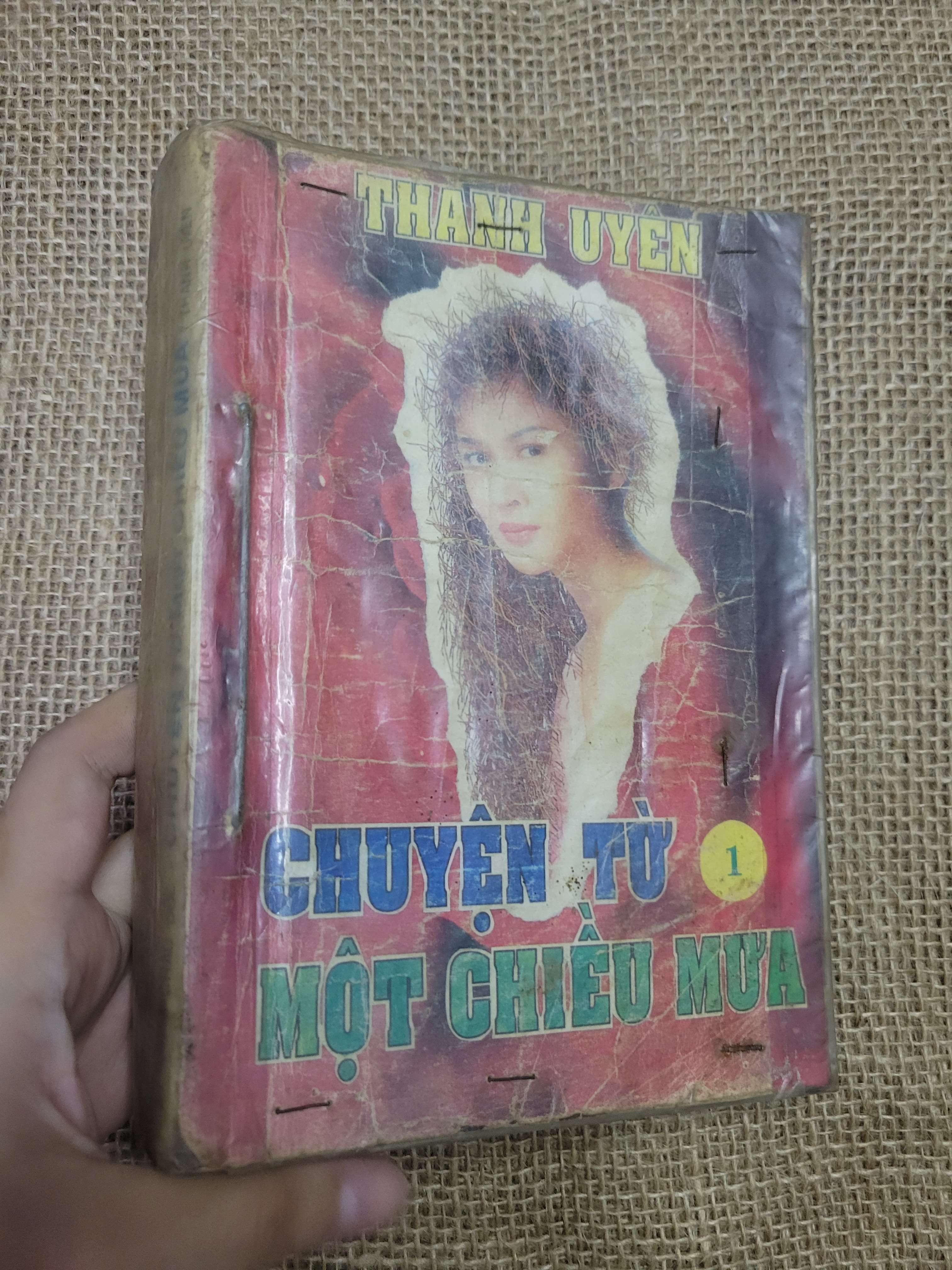 2 cuốn Chuyện từ một chiều mưa - Thanh Uyên (Sách văn học) HLSC