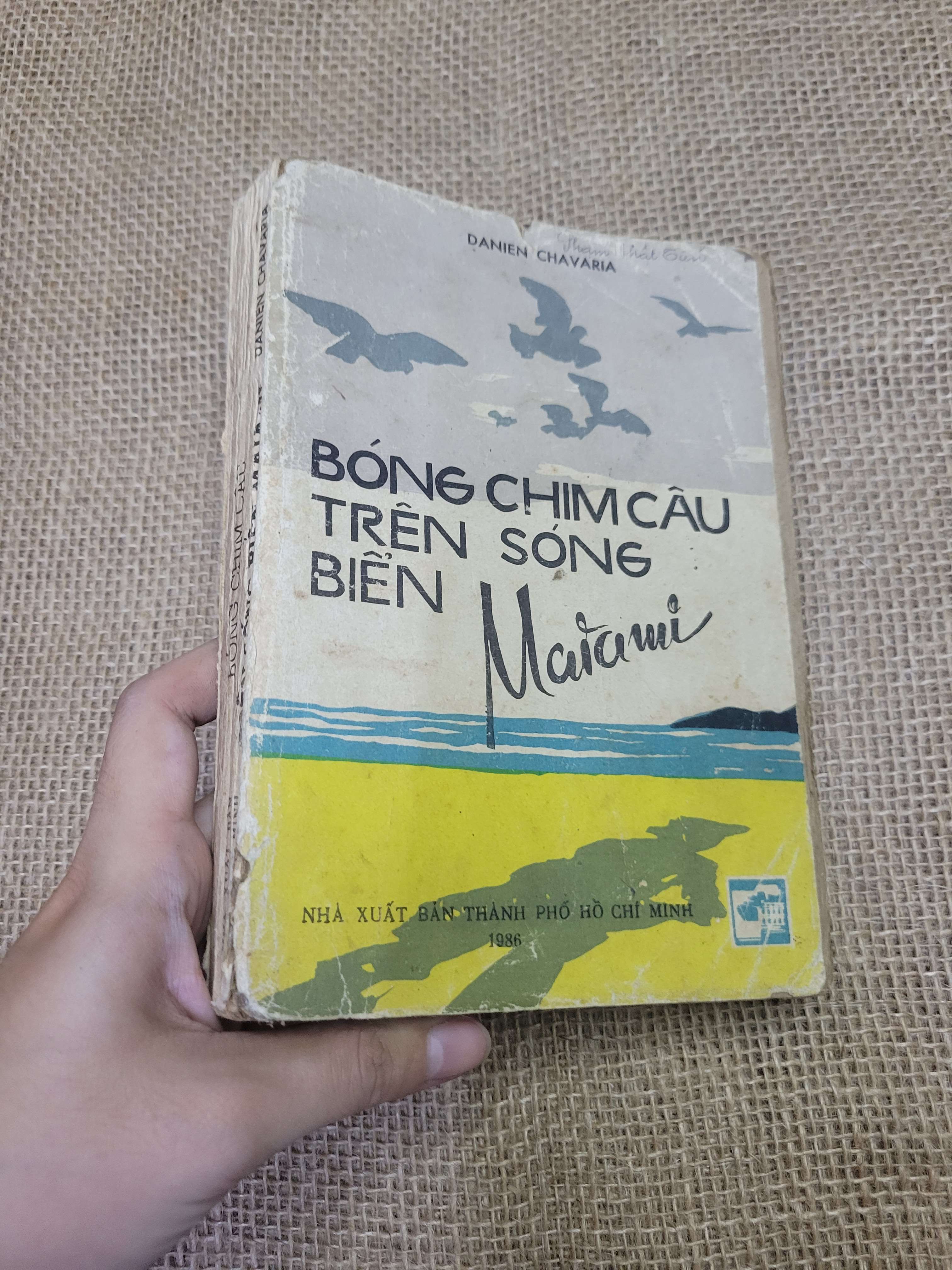 Bóng chim câu trên sóng biển Maiami - Danien Chavaria (Sách văn học) HLSC