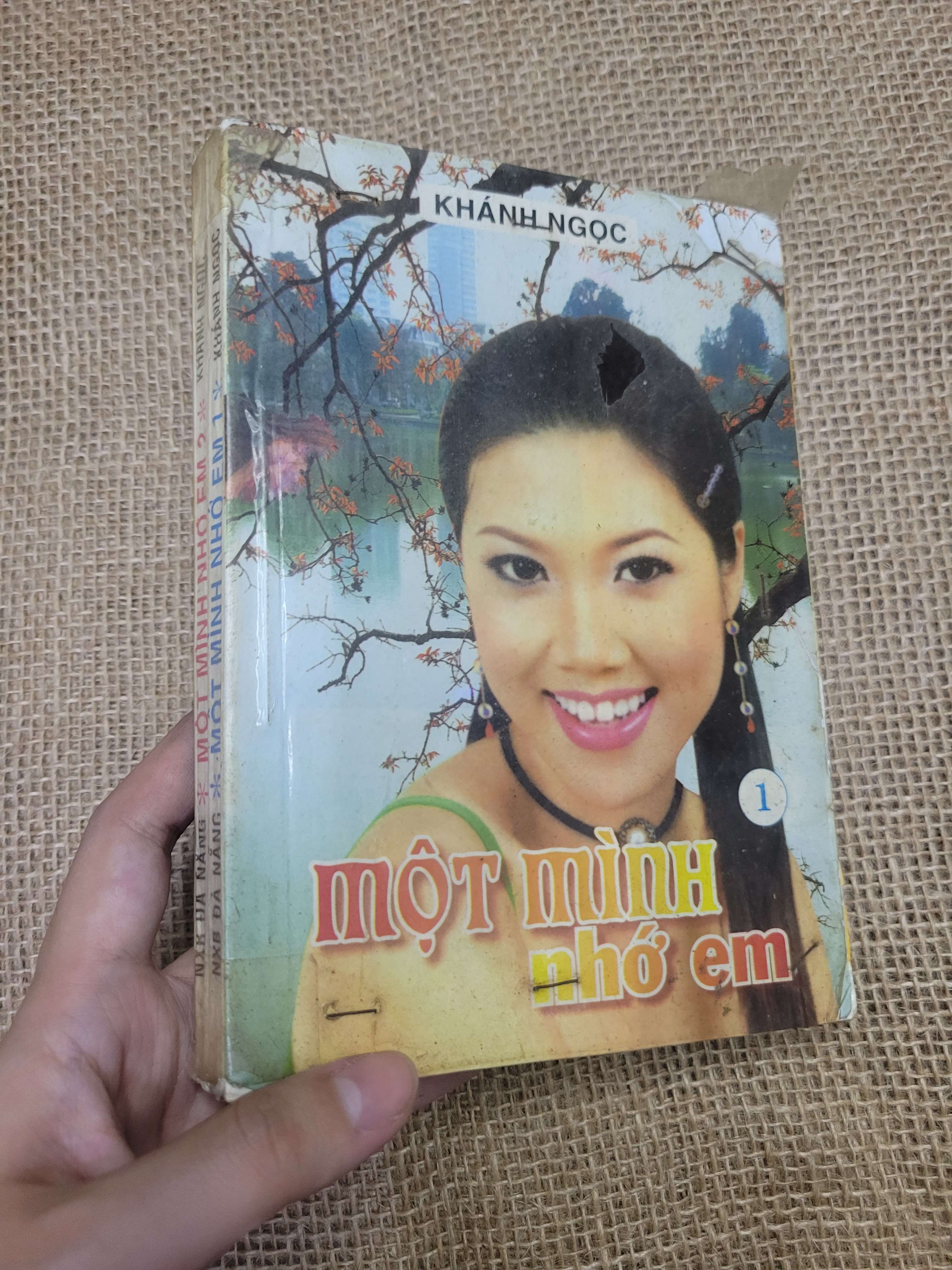 2 cuốn Một mình nhớ em (Sách văn học) HLSC