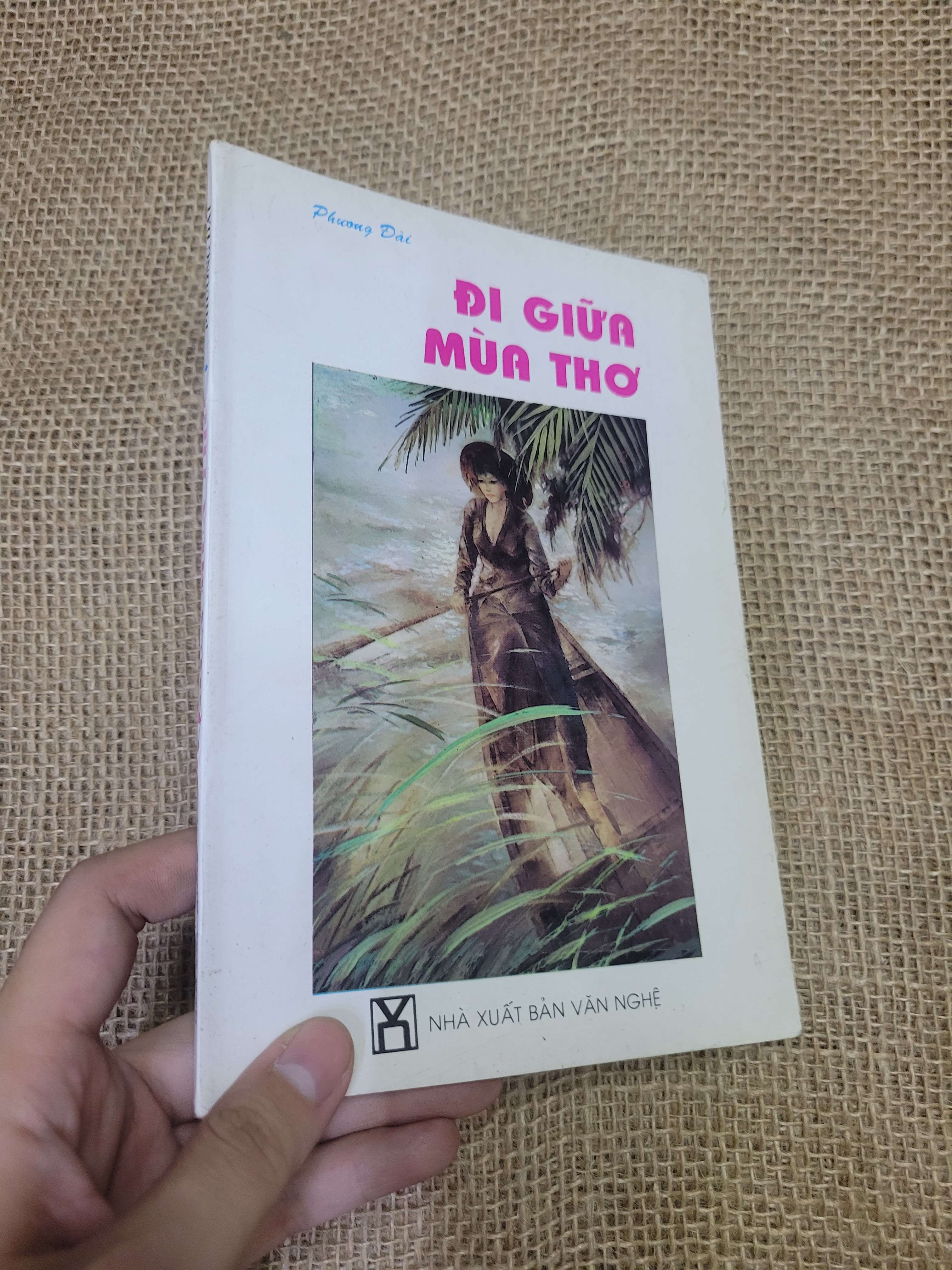 ĐI GIỮA MÙA THƠ - Phương Đài (Sách kiến thức tổng hợp) HLSC