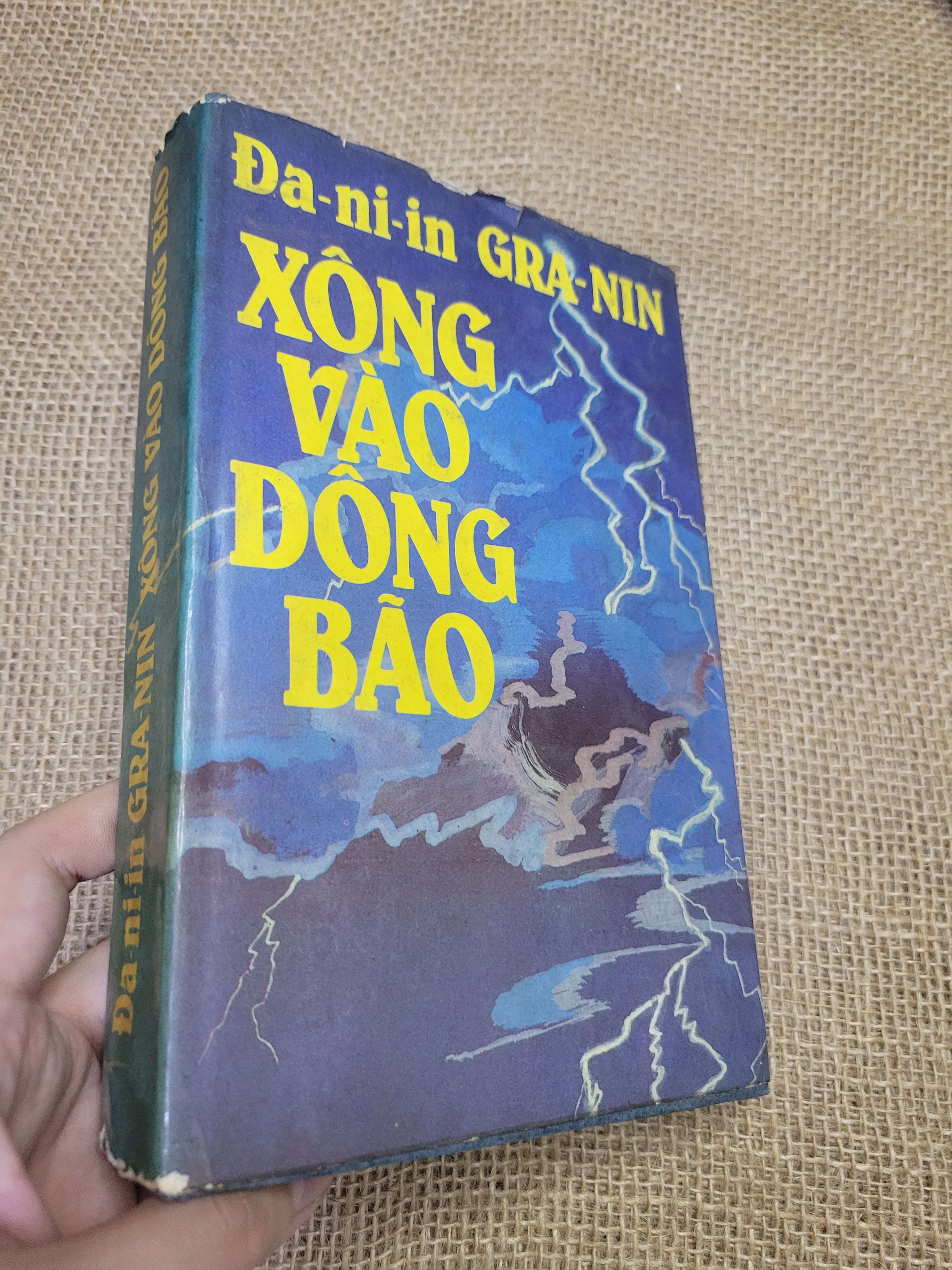 Xông Vào Dông Bão - Da-ni-in Gra-nin (Sách văn học) HLSC