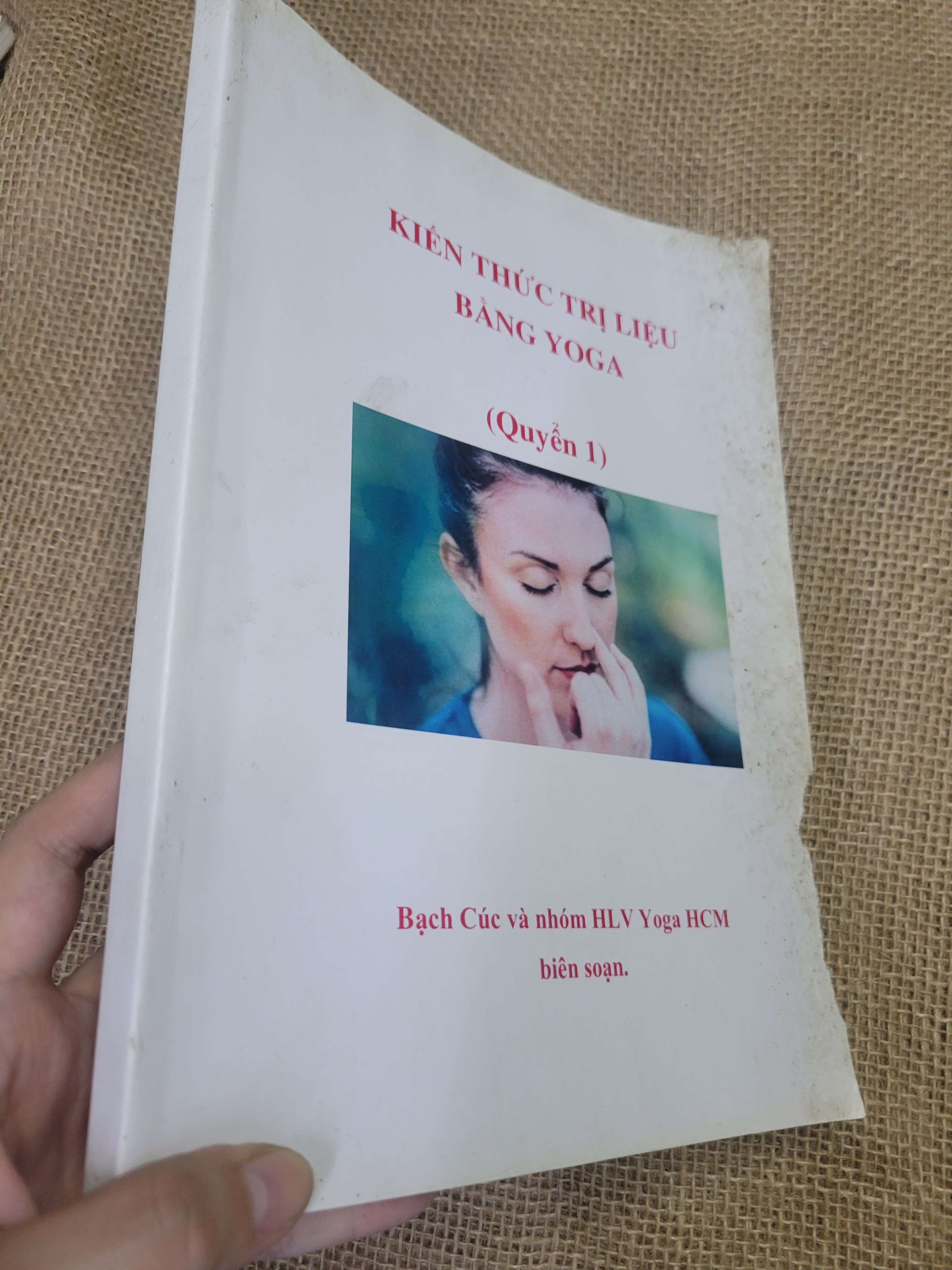 KIẾN THỨC TRỊ LIỆU BẰNG YOGA (quyển 1) - Bạch Cúc và nhóm HLV Yoga HCM (Sách Y học - Sức khỏe - Thể thao) HLSC