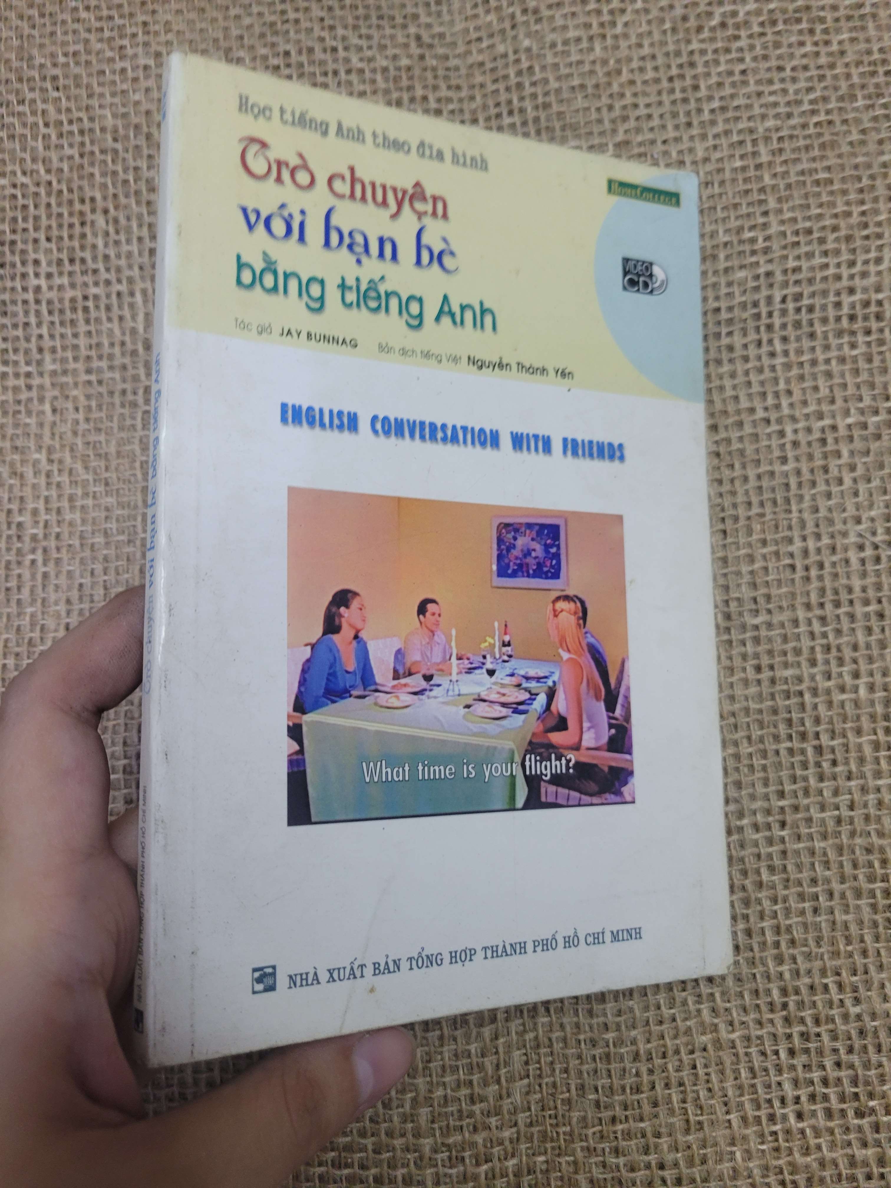 Trò chuyện với bạn bè bằng tiếng Anh (Sách tự học tiếng Anh) HLSC