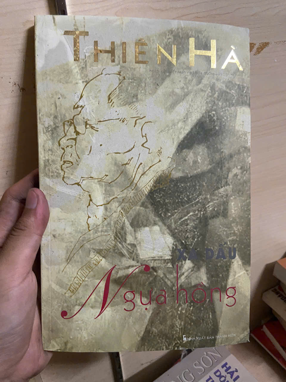 Xa dấu Ngựa Hồng - Thiên Hà Mới 90% (Sách văn học) VAVO