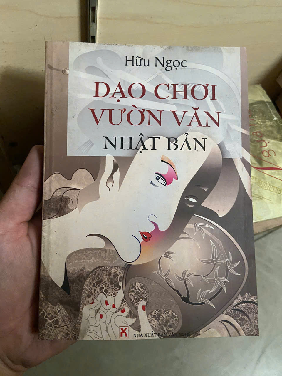 Dạo chơi vườn văn Nhật Bản - Hữu Ngọc Mới 90% (Sách văn học) VAVO