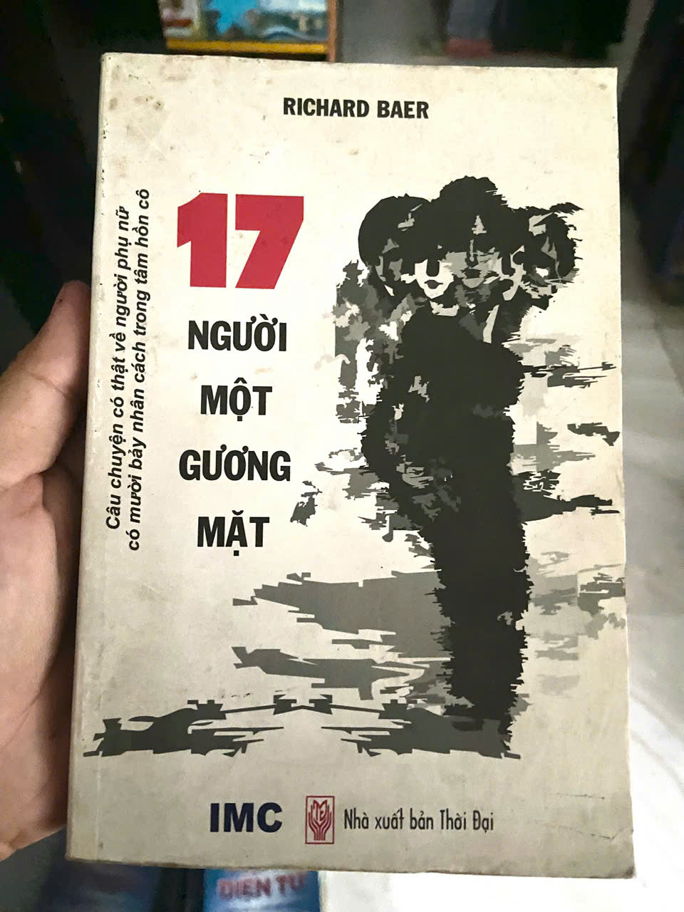 17 người một gương mặt - Richard Baer Mới 90% (Sách văn học) VAVO