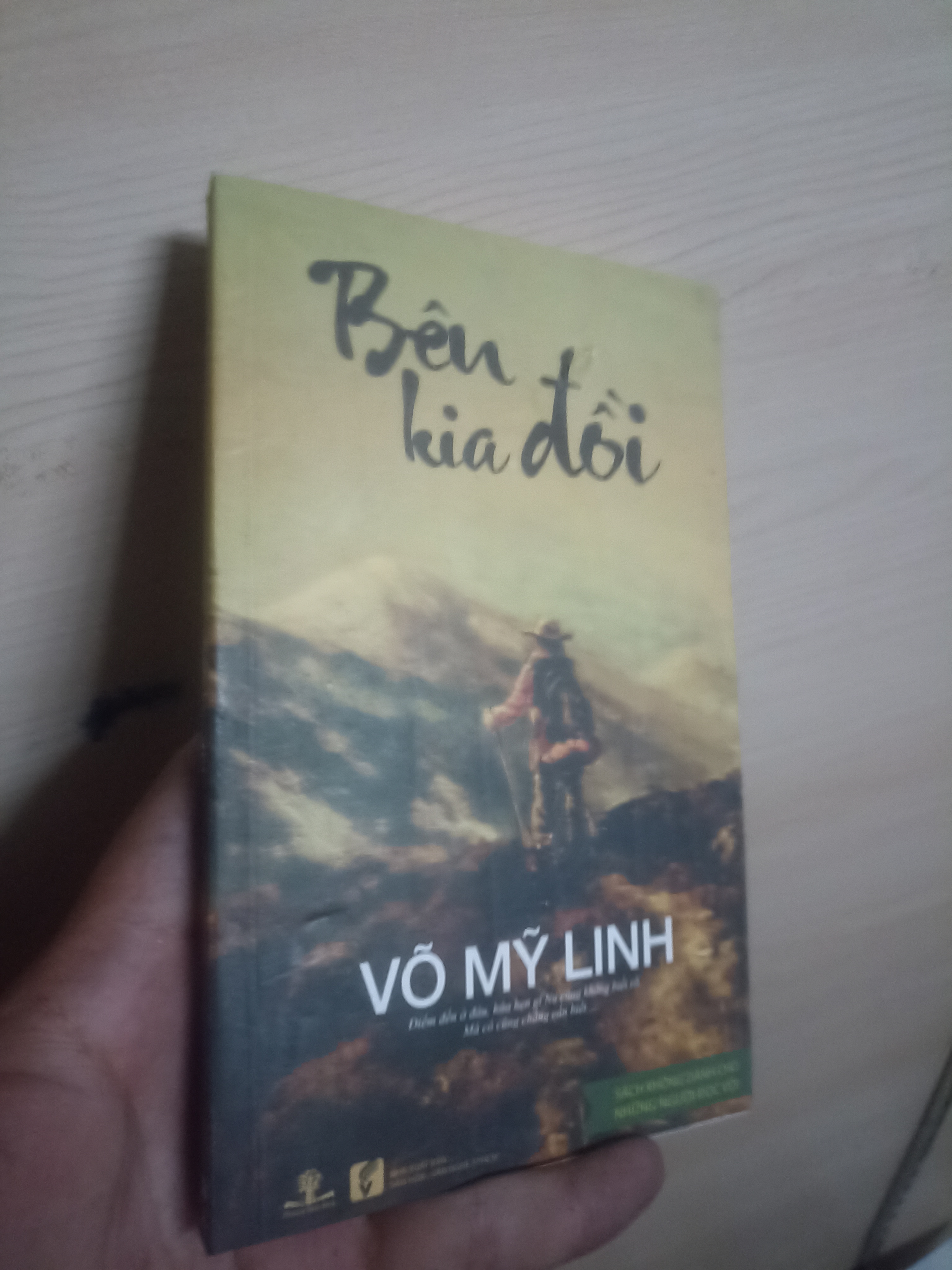 Bên kia đồi - Võ Mỹ Linh Mới 90% (Sách văn học) VAVO