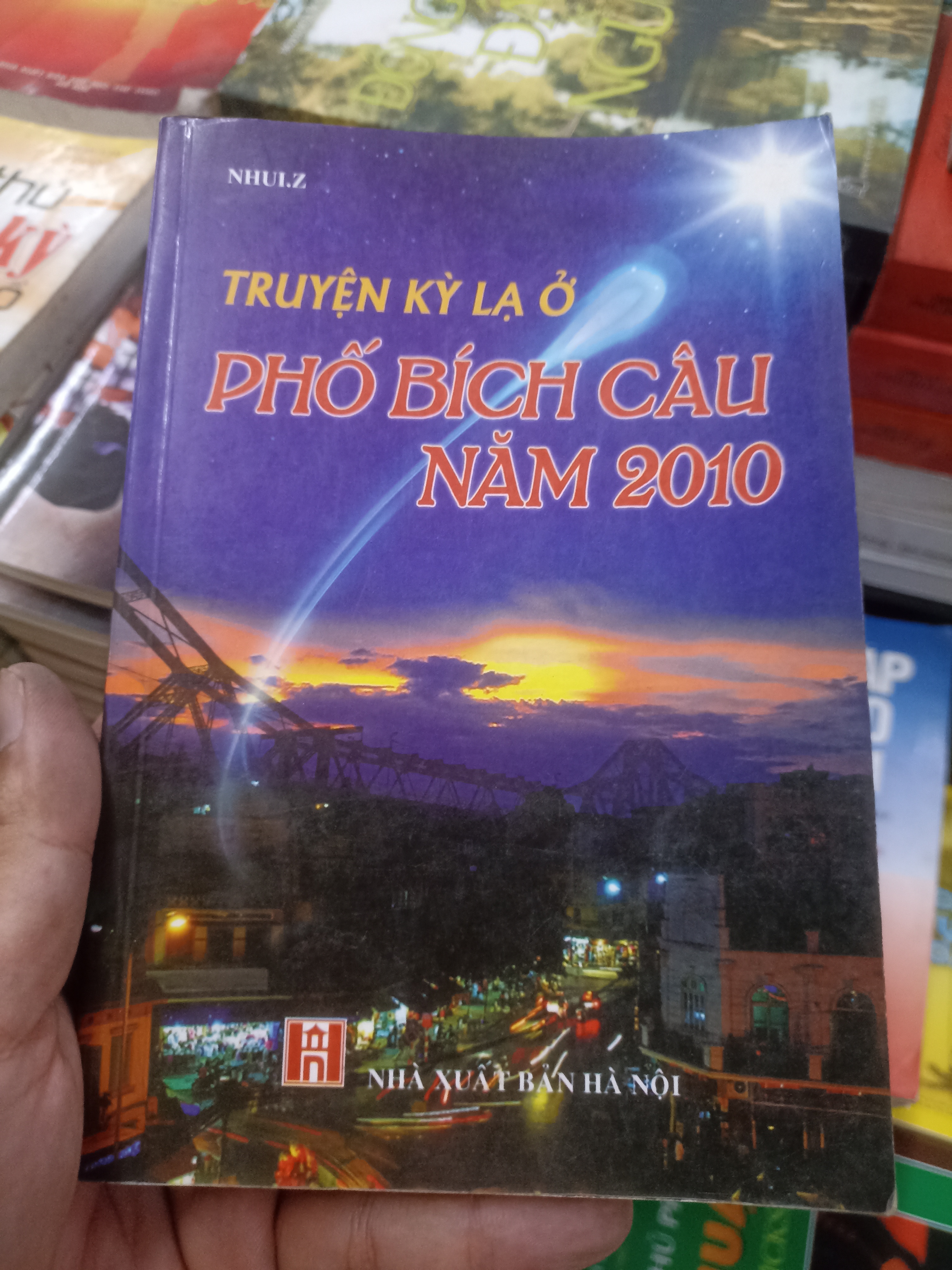 Truyện kỳ lạ ở phố Bích Châu năm 2010 - Nhulz Mới 90% (Sách văn học) VAVO