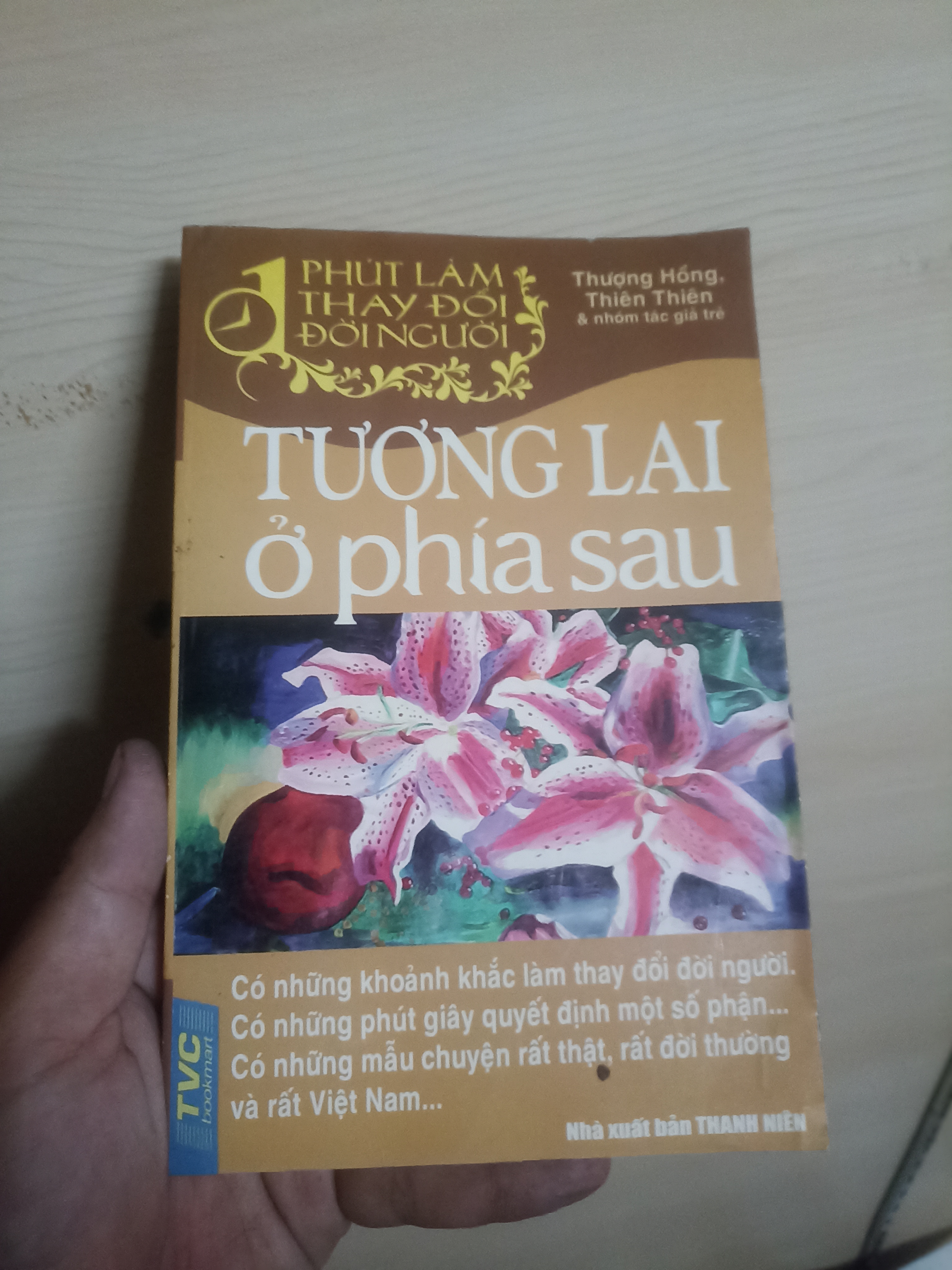 Tương lai ở phía sau - Thượng Hồng Mới 90% (Sách văn học) VAVO