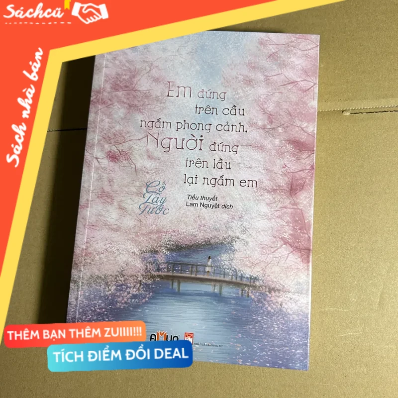 Em đứng trên cầu ngắm phong cảnh, người đứng trên lầu lại ngắm em mới 80% (Sách văn học) DTML