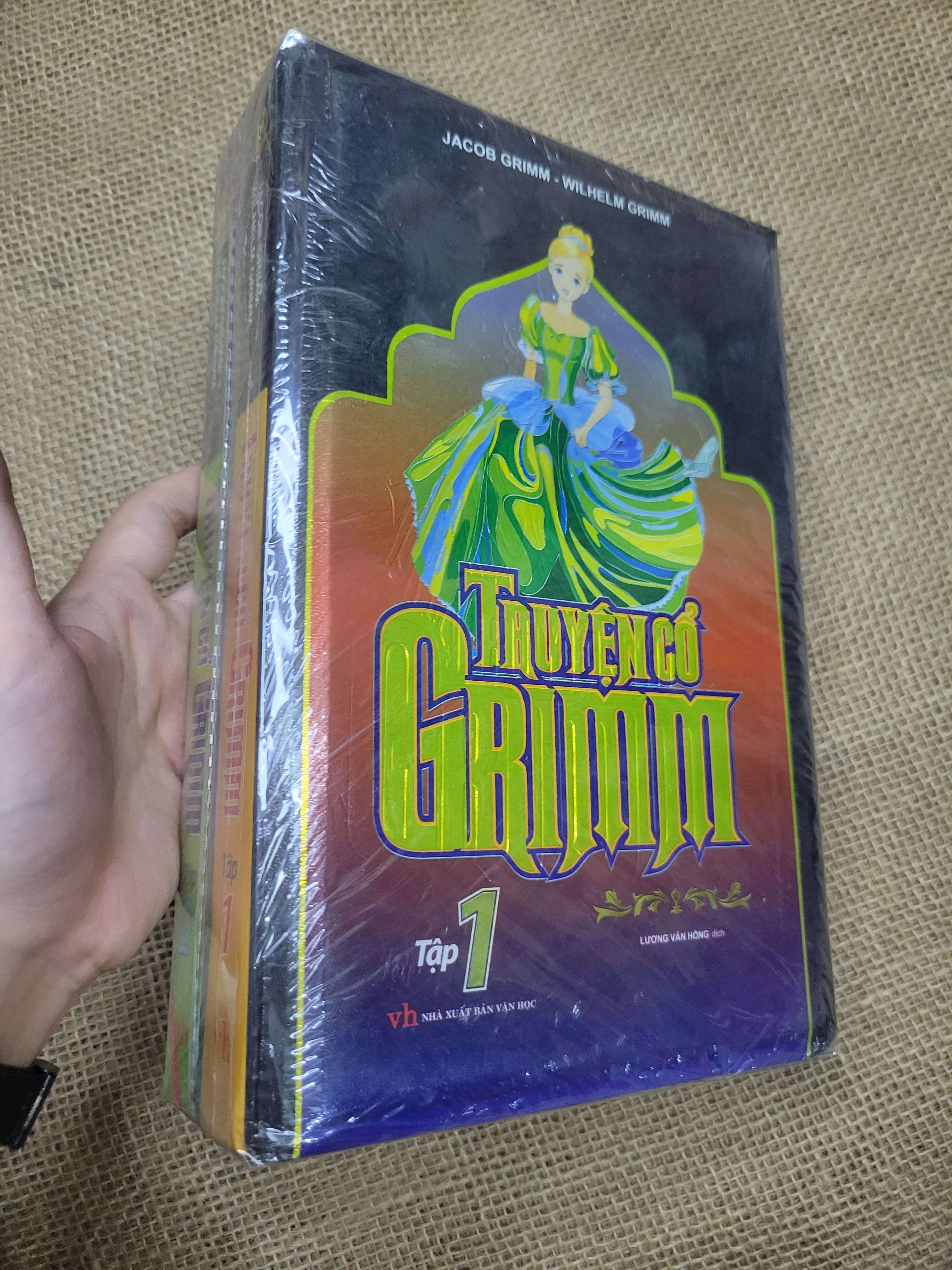 2 cuốn Truyện cổ Grimm tập 1 - Jacob Grimm, Wilhelm Grimm bìa cứng mới 80% bẩn bìa, ố (Sách văn học) SPP