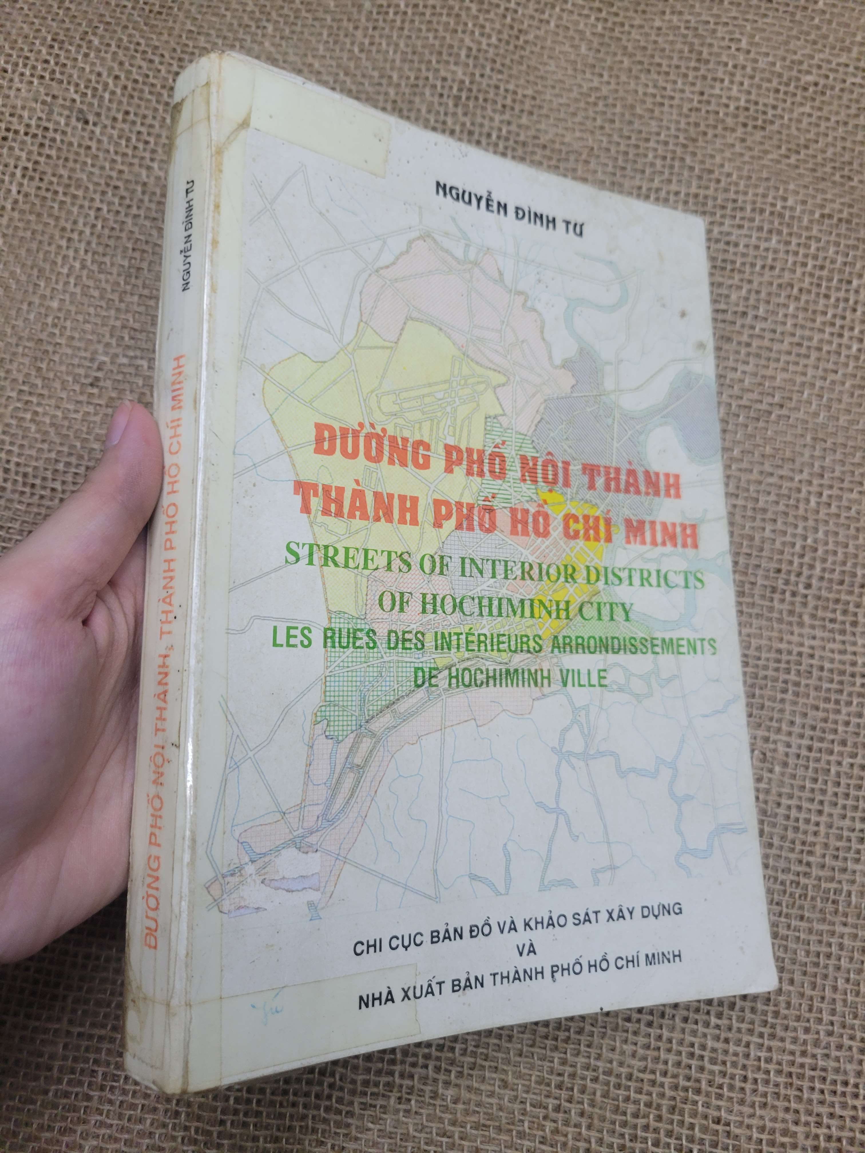 Đường phố nội thành thành phố Hồ Chí Minh - Nguyễn Đình Tư 1994 mới 70% rách trang, có chữ ký, bẩn bìa, ố (Sách kiến thức tổng hợp) SPP