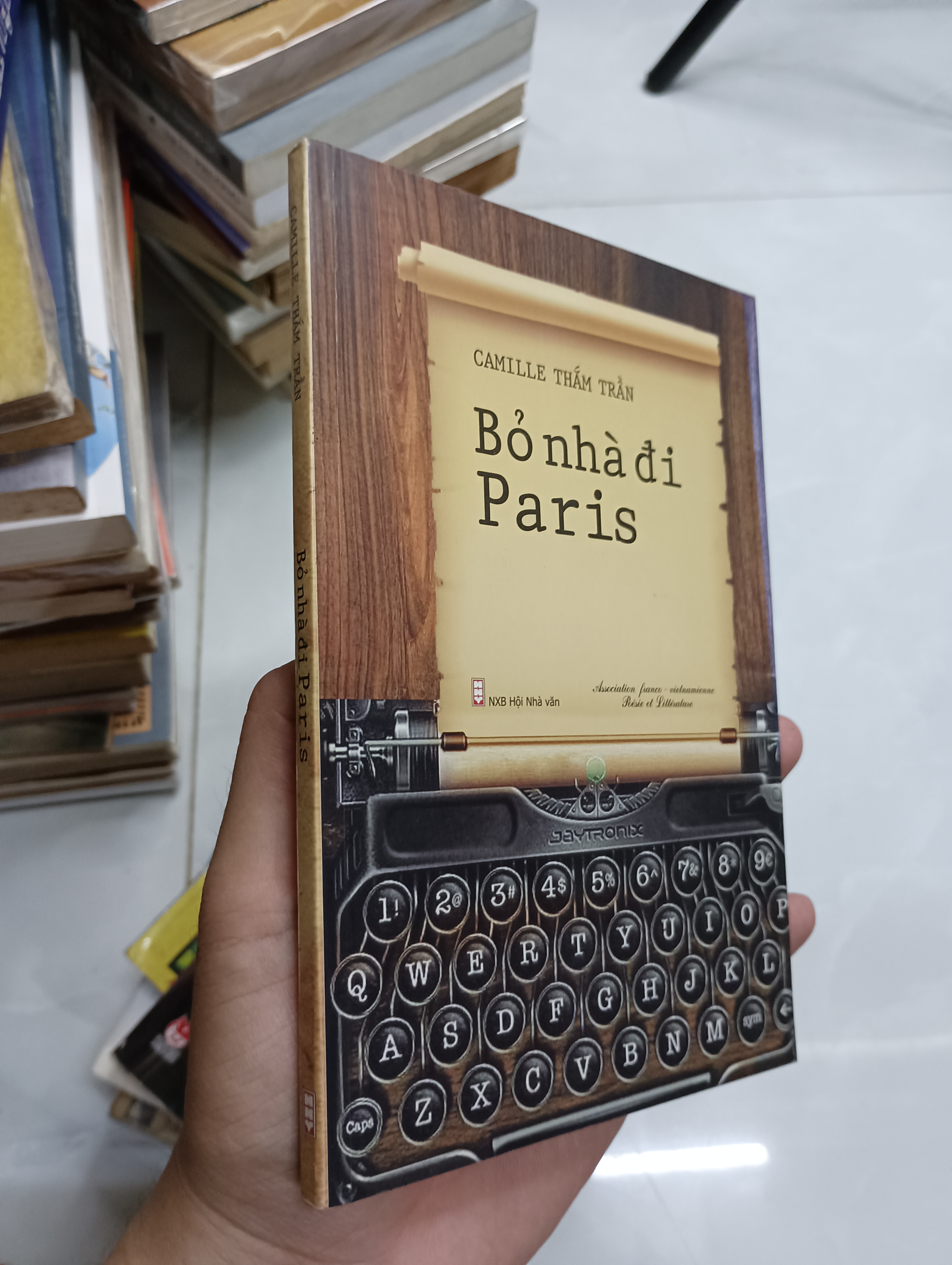Title: Bỏ nhà đi Paris Author: CAMILLE THẮM TRẦN (Sách văn học) SPP