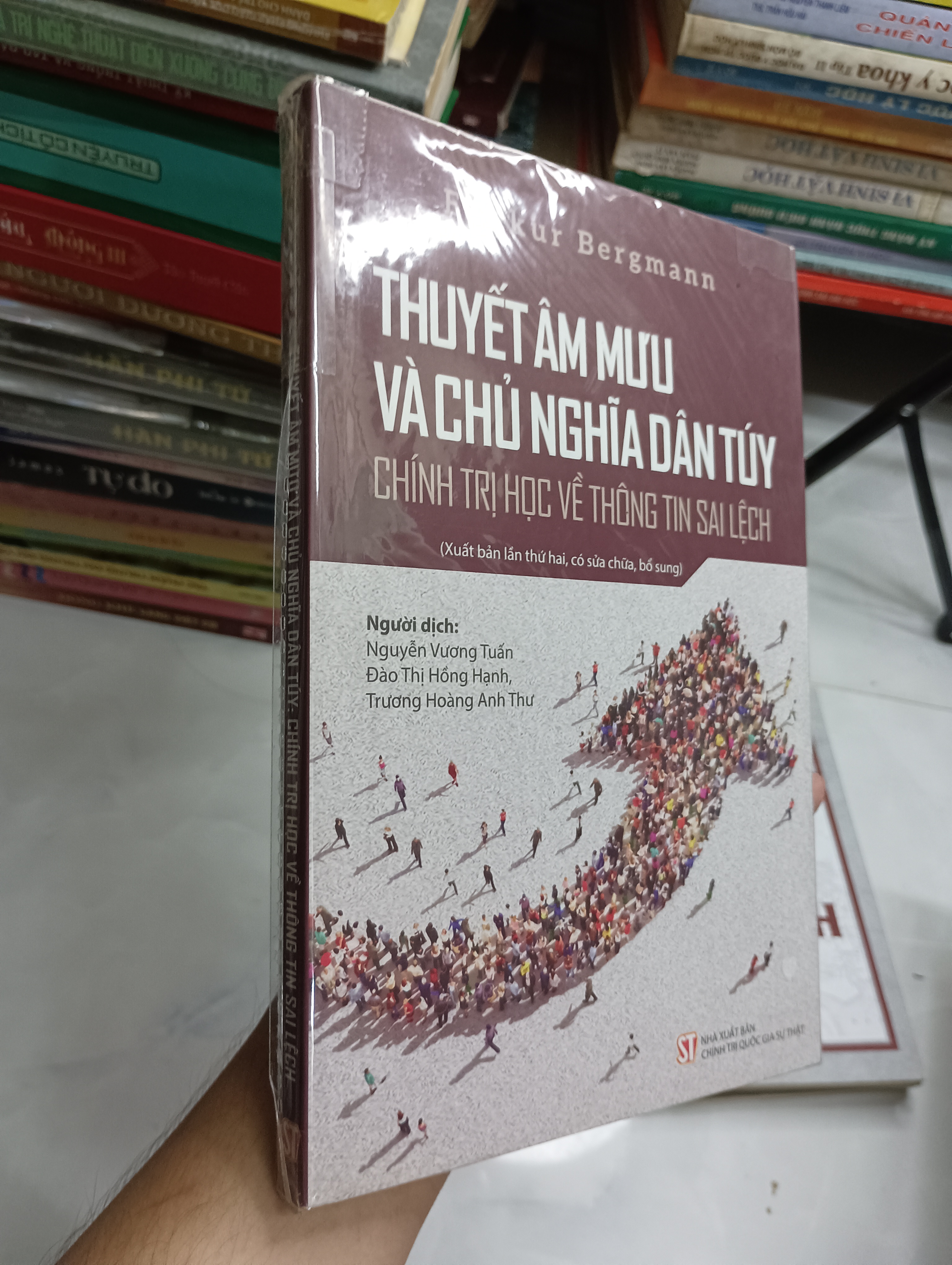 Thuyết Âm Mưu Và Chủ Nghĩa Dân Túy: Chính Trị Học Về Thông Tin Sai Lệch - Klar Bergmann (Sách chính trị - pháp lý) SPP