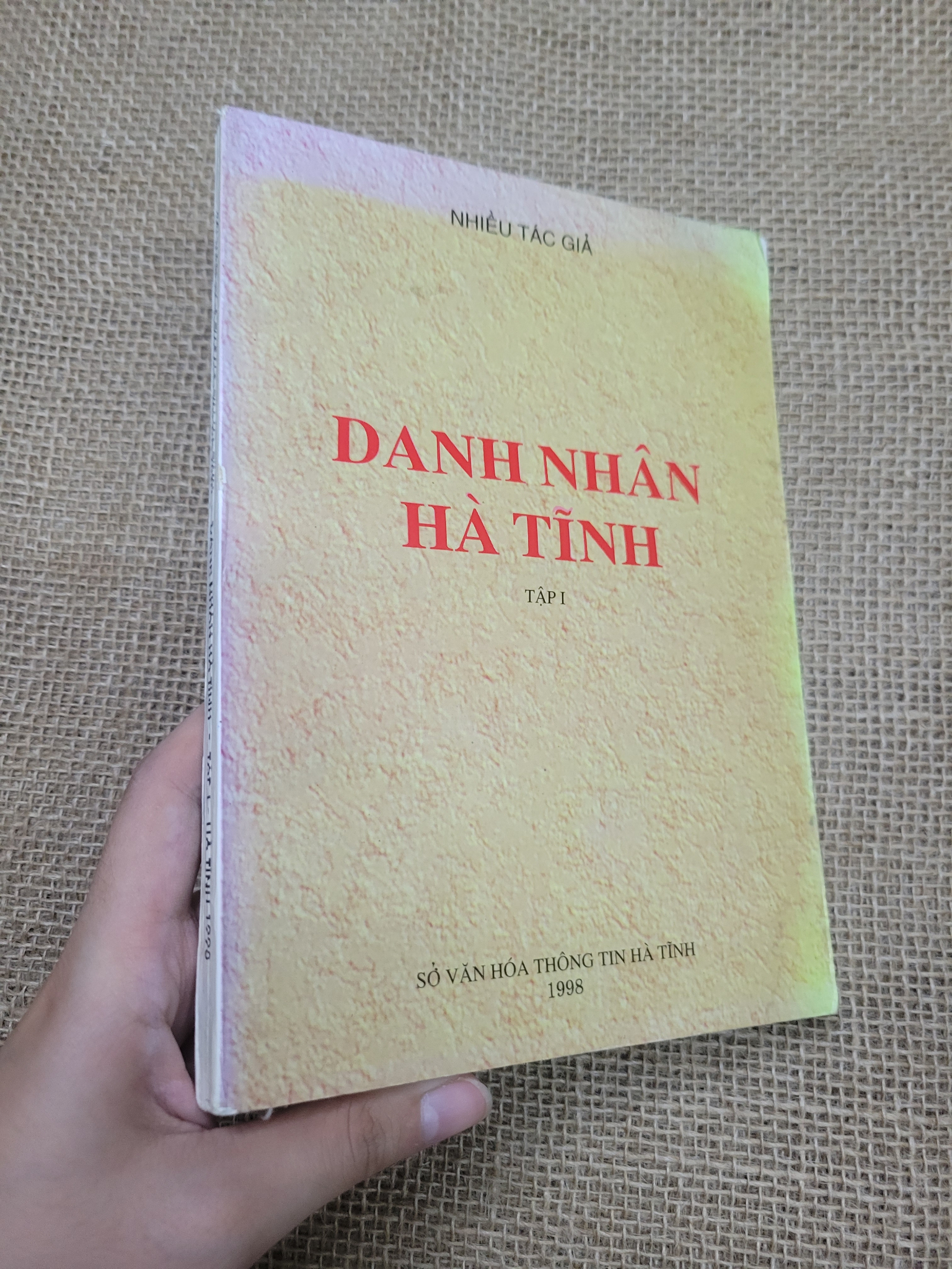 Danh nhân Hà Tĩnh tập 1 - Nhiều tác giả 1998 mới 70% có chữ viết, có vệt nước, bẩn bìa, ố (Sách Danh nhân) SPP
