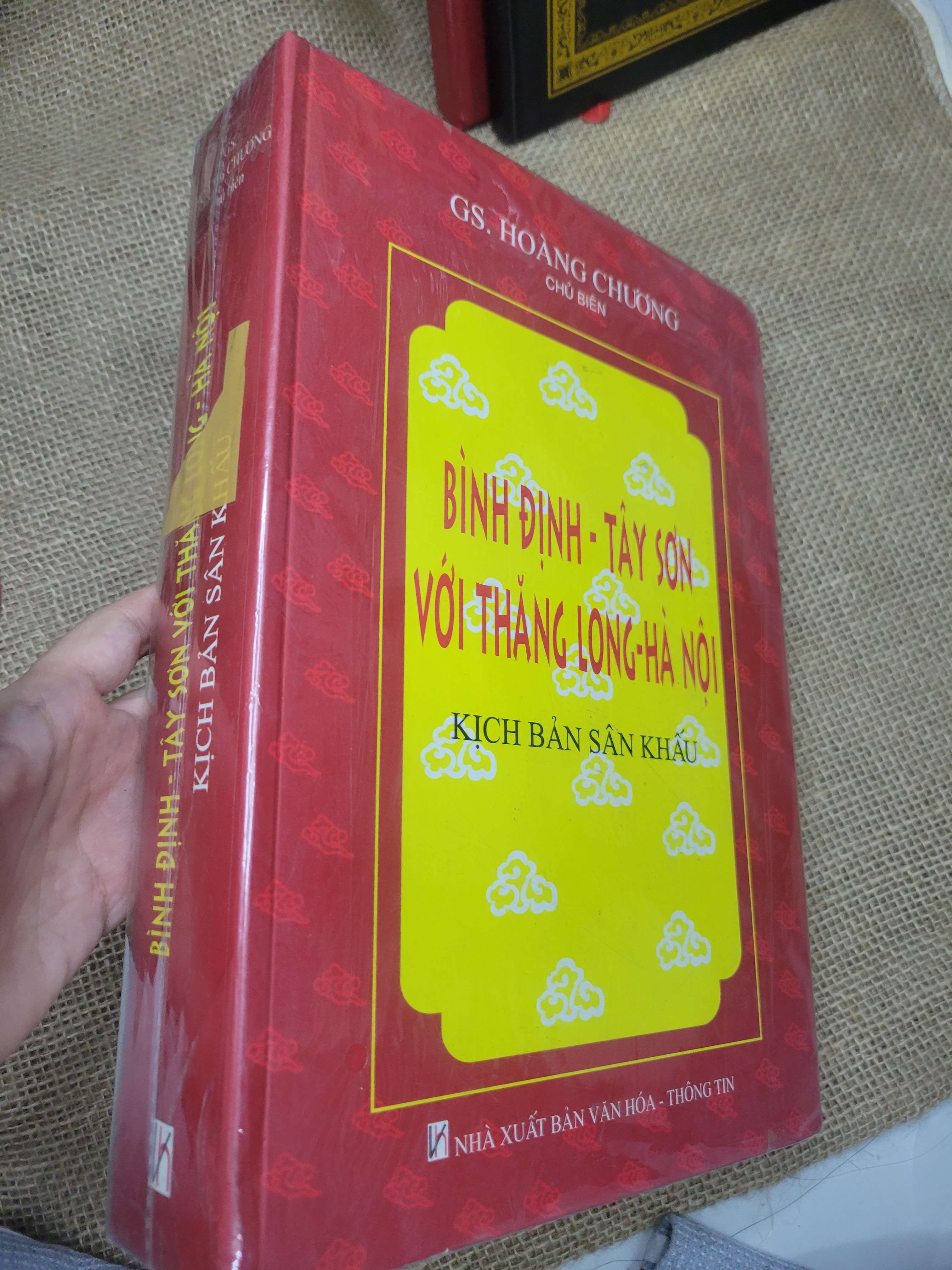 Bình Định - Tây Sơn với Thăng Long - Hà Nội kịch bản sân khẩu - GS. Hoàng Chương bìa cứng mới 80% bẩn bìa, ố (Sách văn học) SPP