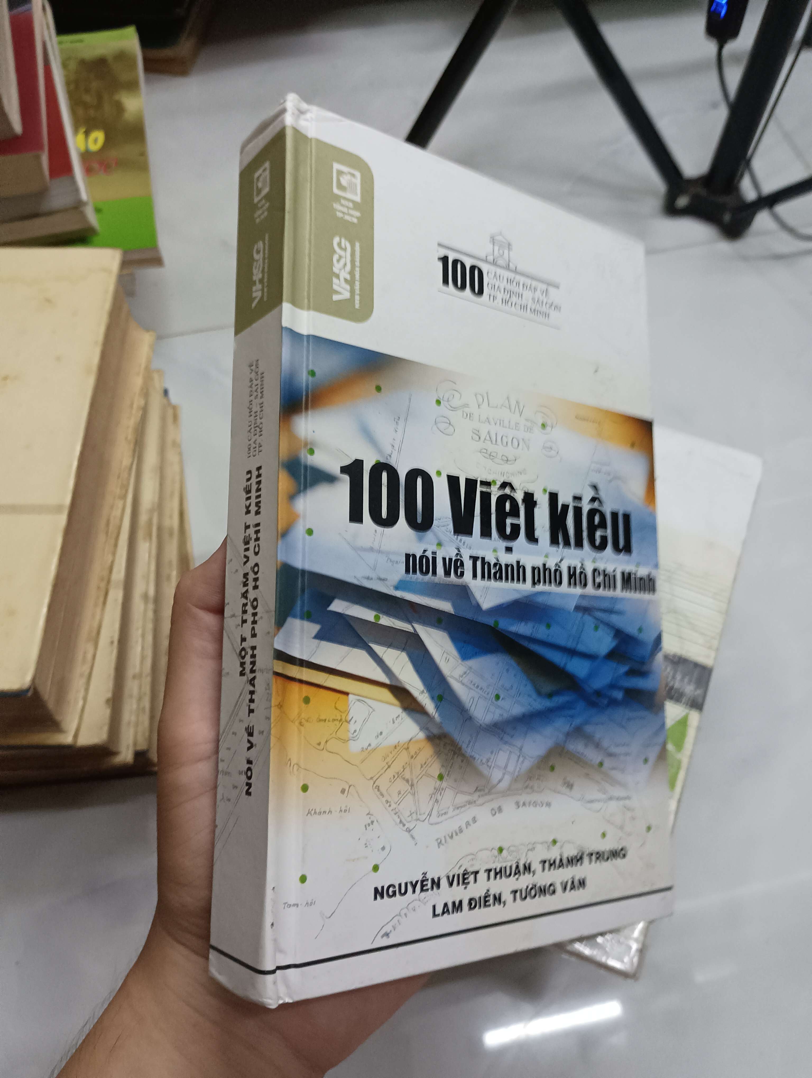 100 Việt kiều nói về Thành phố Hồ Chí Minh - Nguyễn Việt Thuận, Thành Trung, Lam Điền, Tường Vân (Sách văn học) SPP