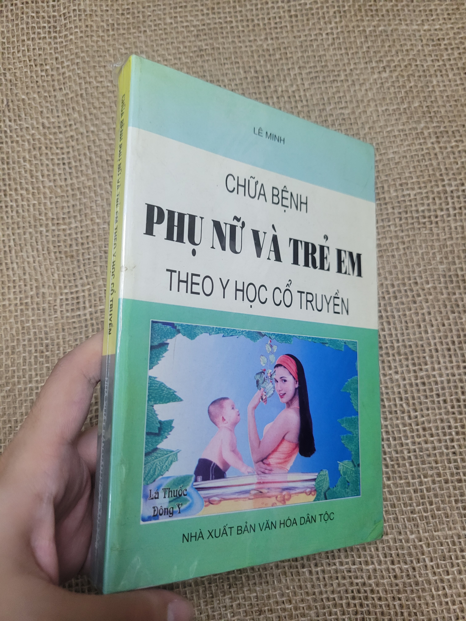Chữa bệnh phụ nữ và trẻ em theo y học cổ truyền - Lê Minh mới 80% bẩn bìa, ố (Sách Y học - Sức khỏe - Thể thao) SPP