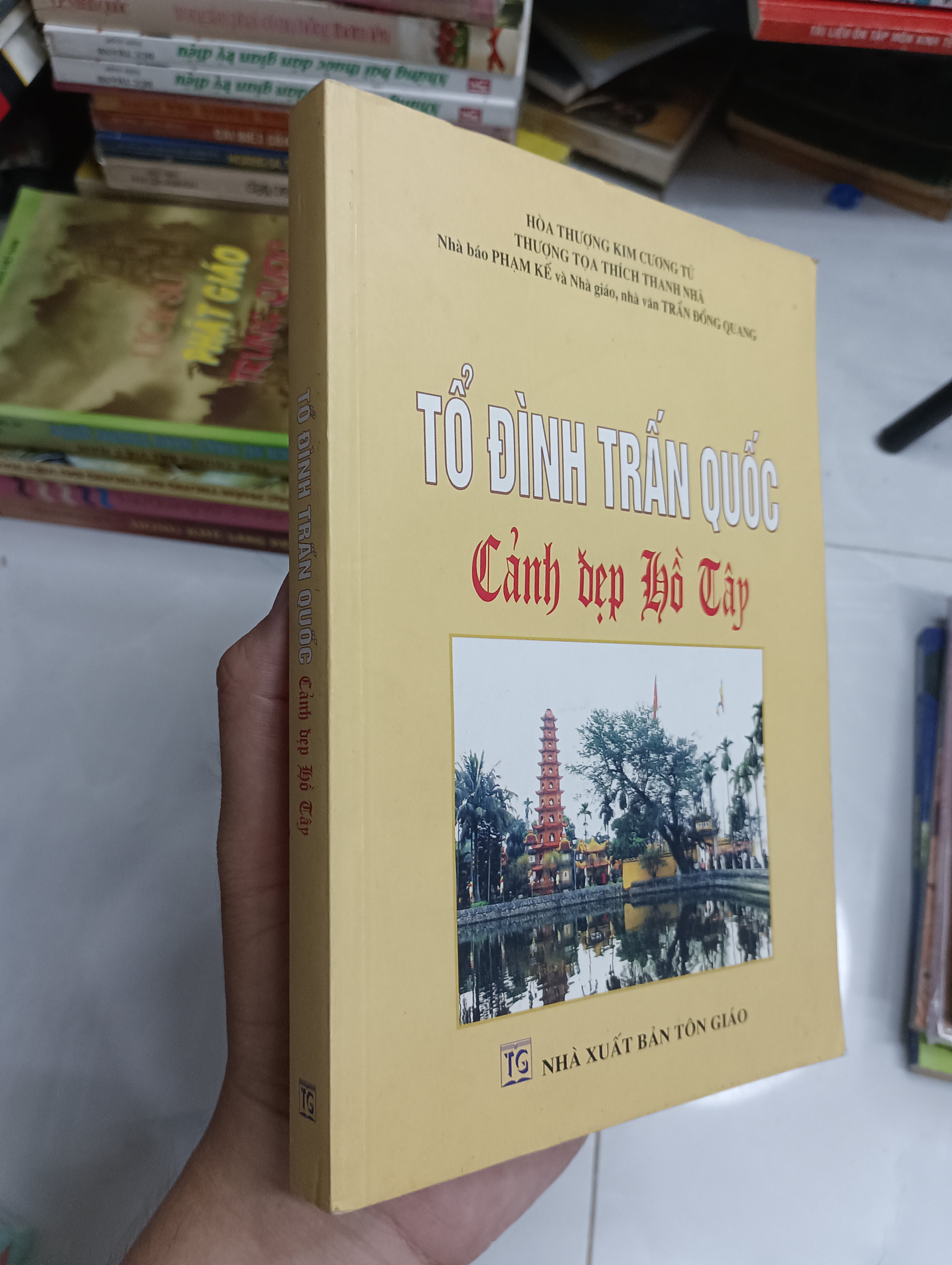 Tổ Đình Trấn Quốc - Cảnh Đẹp Hồ Tây (Hòa thượng Kim Cương Tử, Thượng tọa Thích Thanh Nhã, Nhà báo Phạm Kế và Nhà giáo, nhà văn Trần Đồng Quang) (Sách tôn giáo - tâm linh) SPP