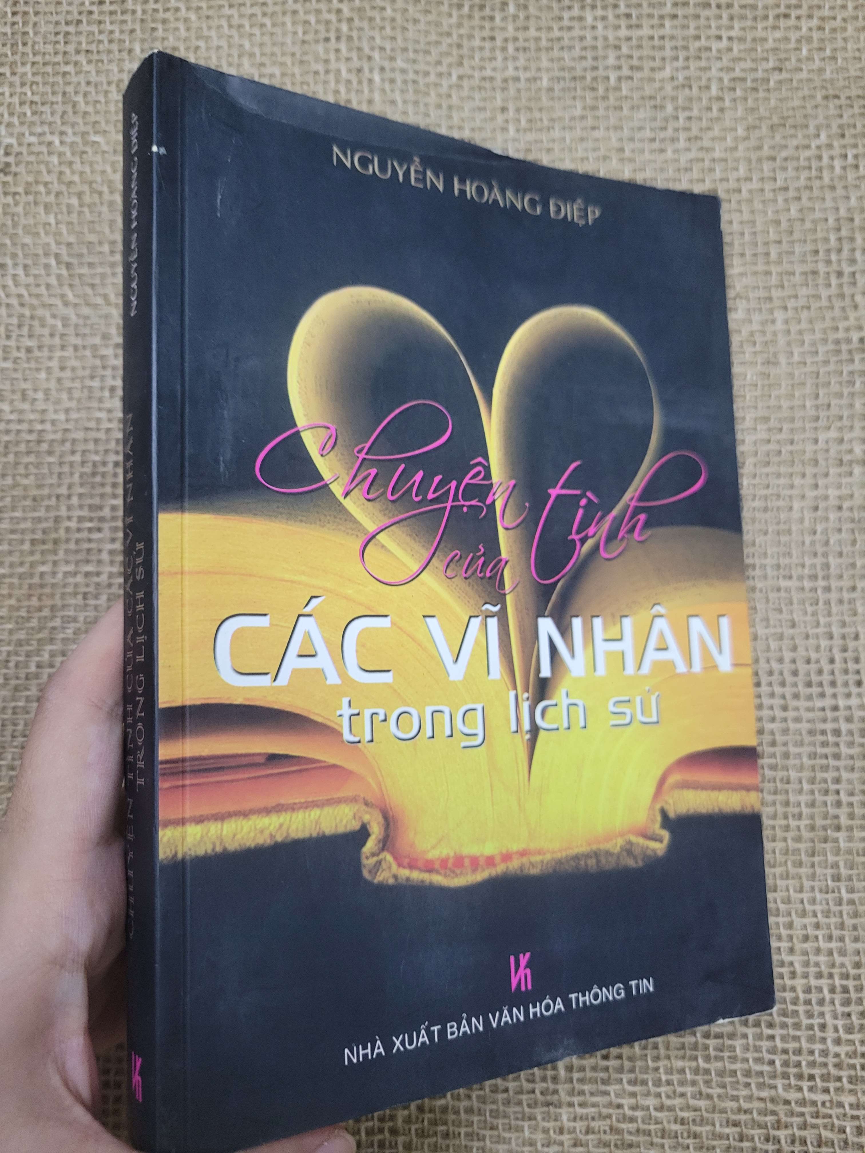Chuyện tình của các vĩ nhân trong lịch sử - Nguyễn Hoàng Điệp 2011 mới 80% bẩn bìa, ố (Sách văn học) SPP