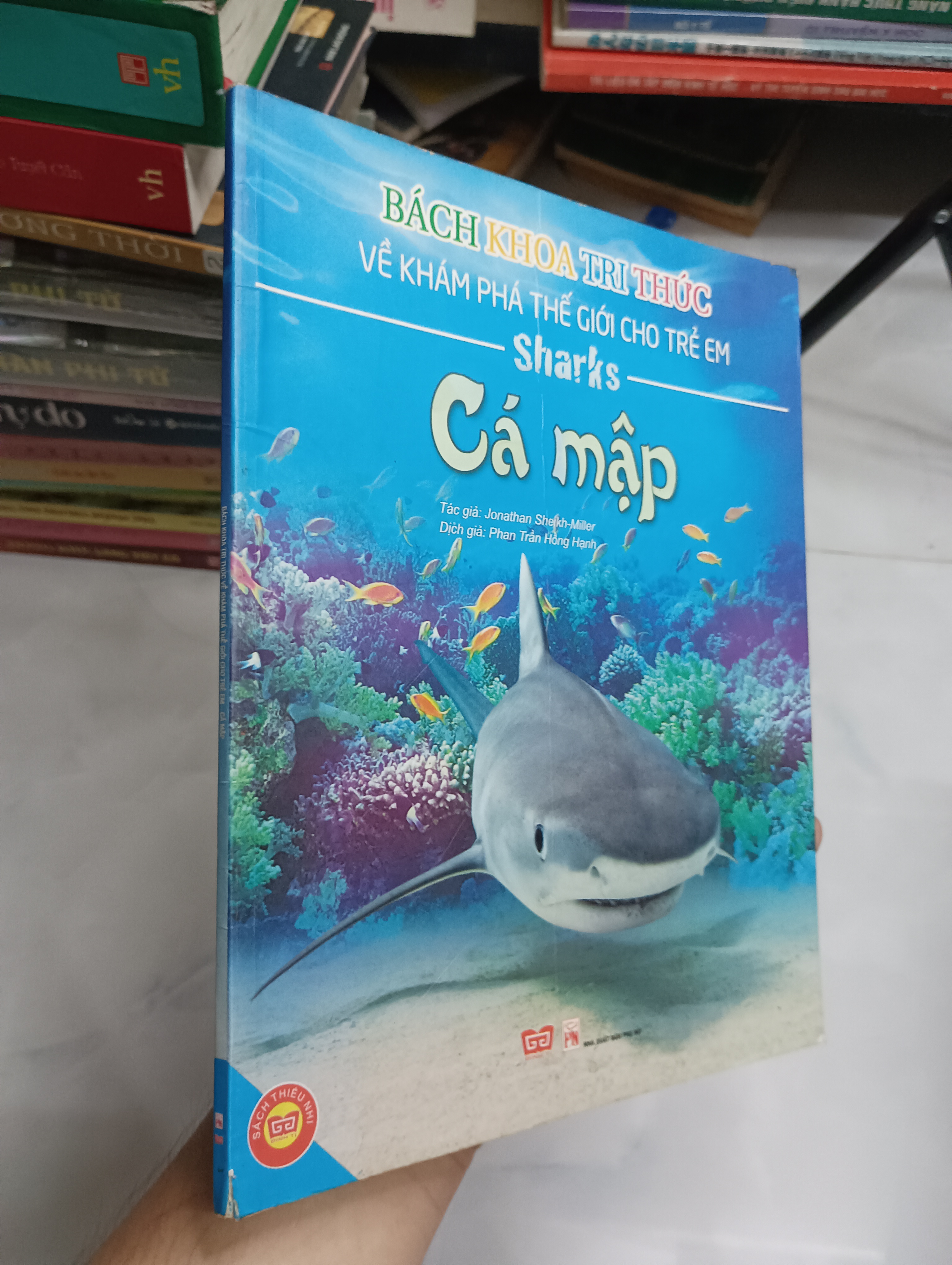 Bách khoa tri thức về khám phá thế giới cho trẻ em: Cá mập (Sharks) (Sách thiếu nhi) SPP
