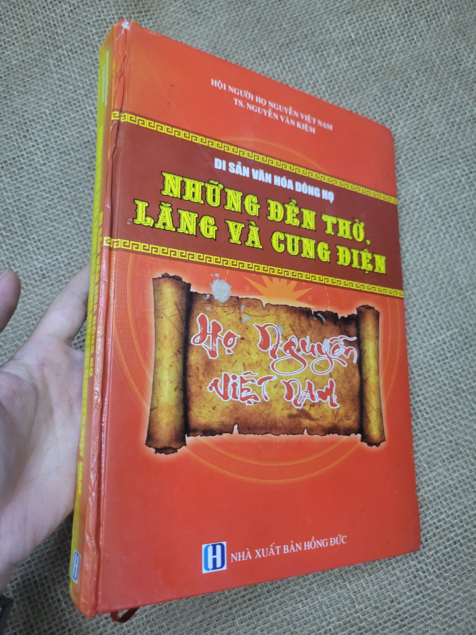 Di sản văn hóa dòng họ những đền thờ, lăng và cung điện - TS. Nguyễn Văn Kiệm bìa cứng 2016 mới 70% có vệt nước, bị ẩm, bẩn bìa, ố (Lịch sử Việt Nam) SPP