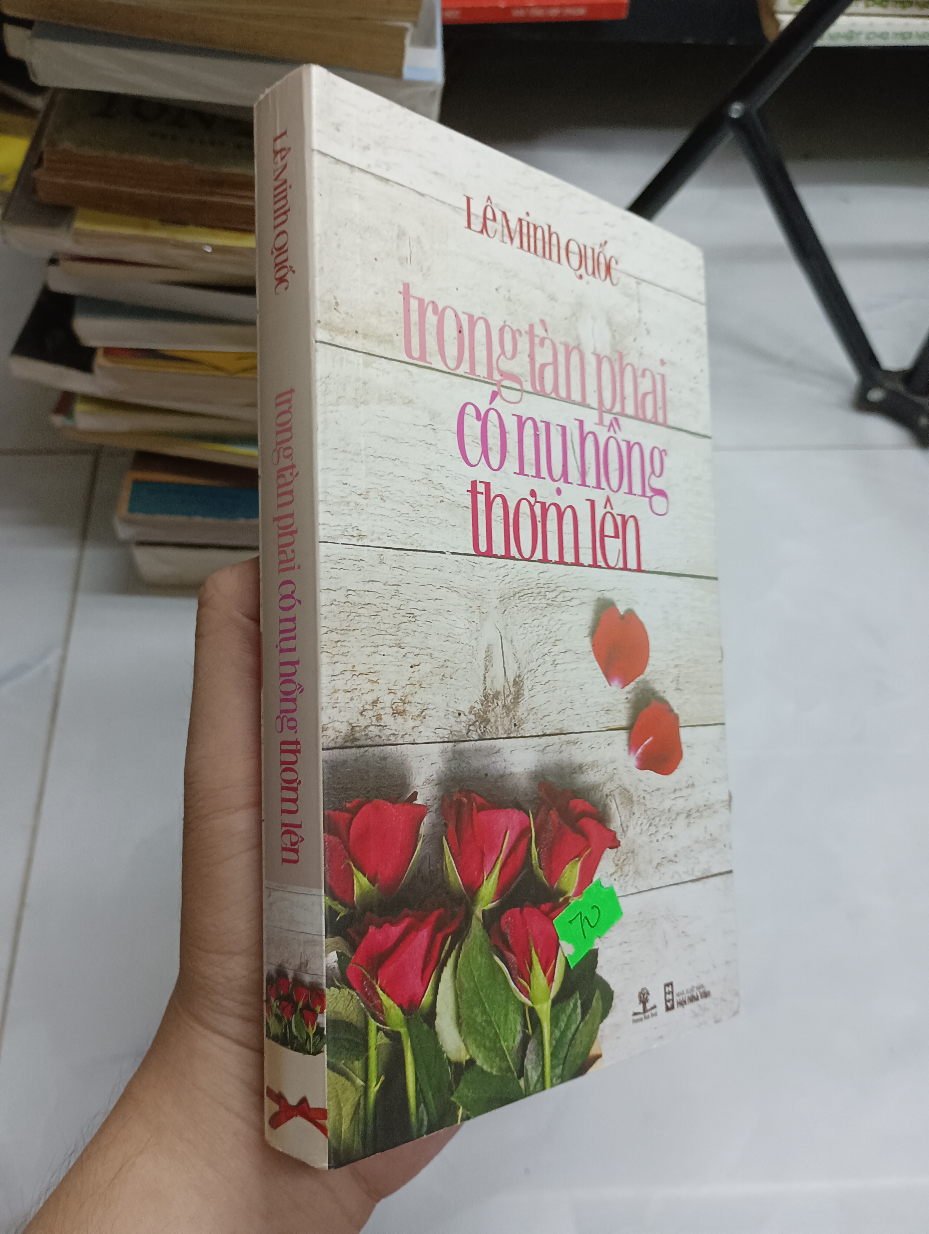 Trong tàn phai có nụ hồng thơm lên - Lê Minh Quốc (Sách văn học) SPP