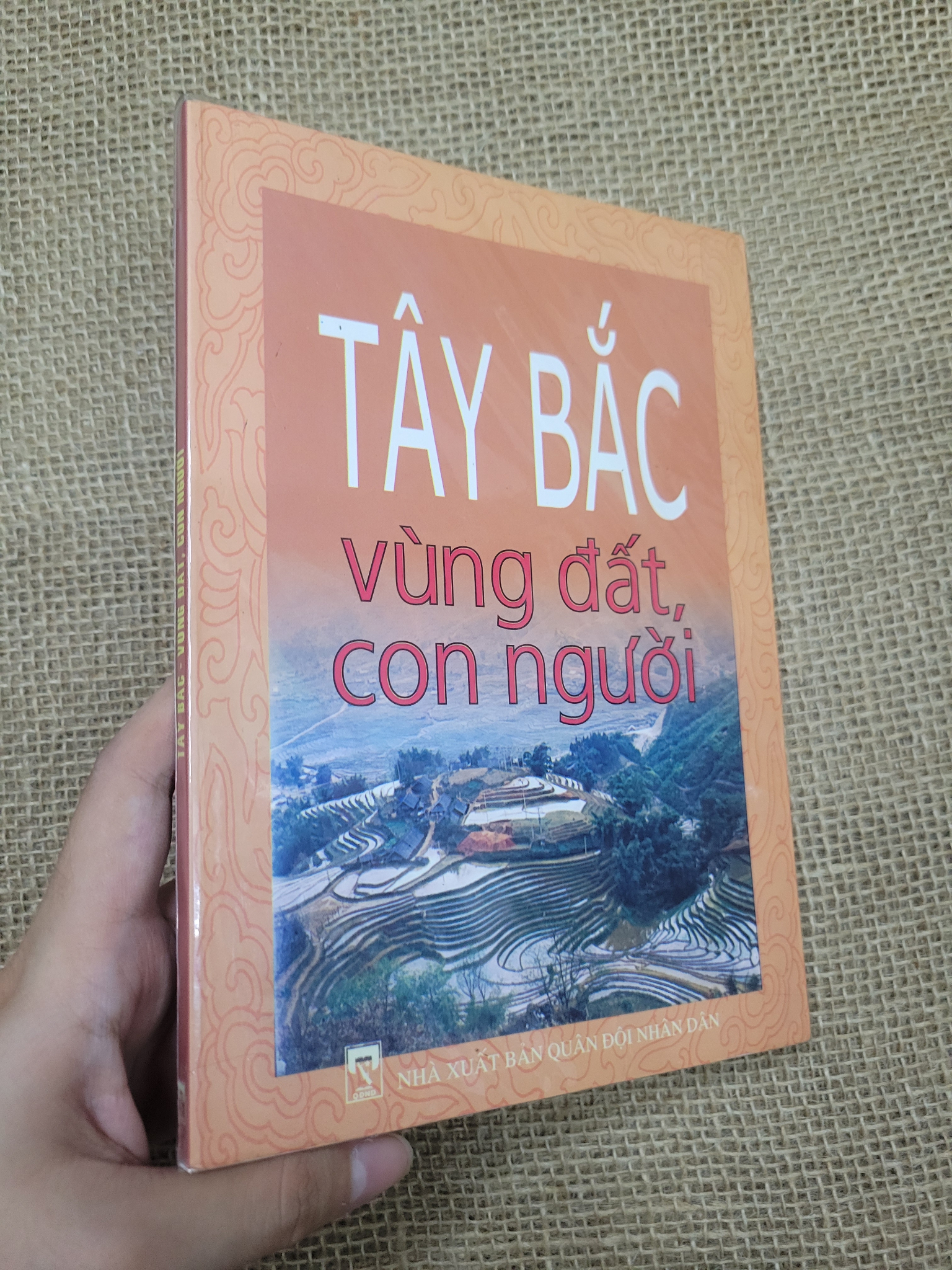 Tây Bắc vùng đất con người mới 80% bẩn bìa, ố (Lịch sử Việt Nam) SPP