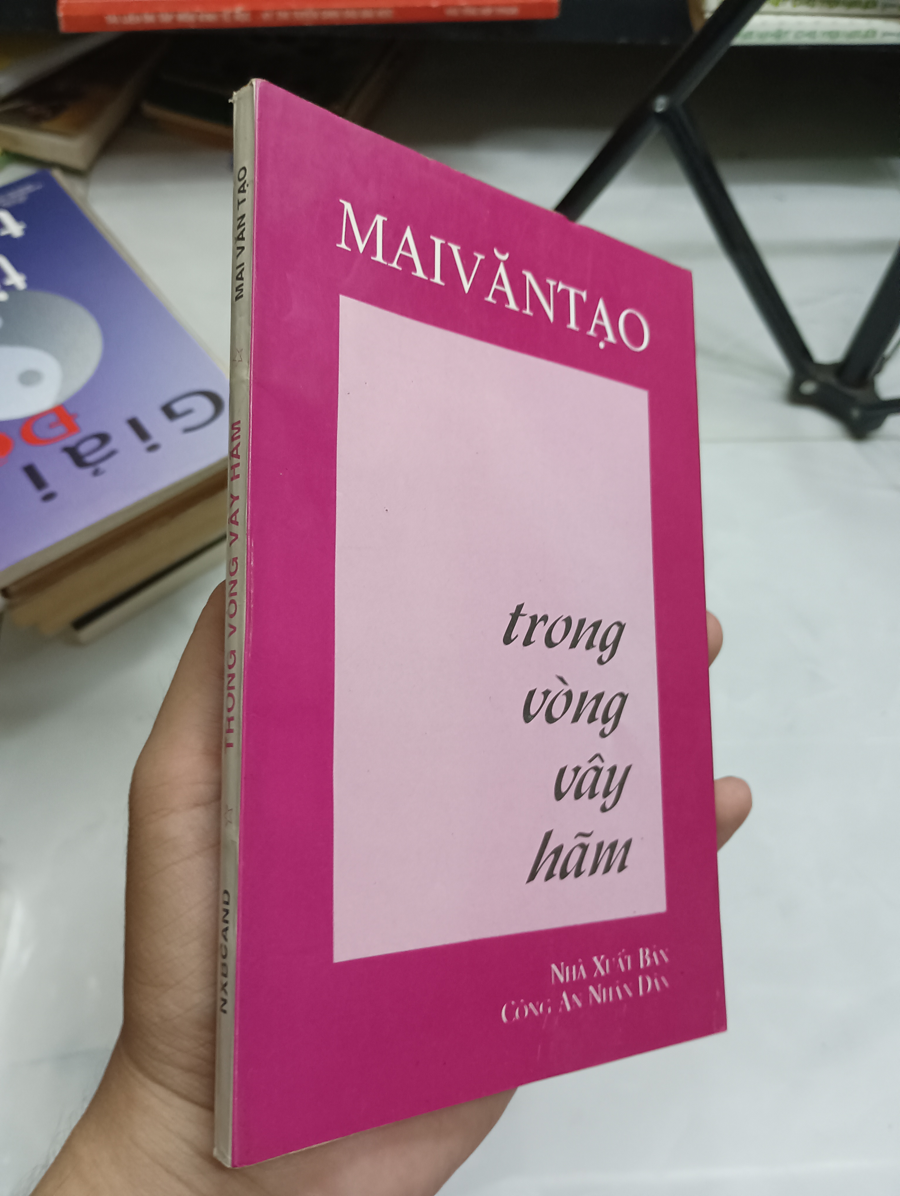 Trong vòng vây hãm - Mai Văn Tạo (Tiểu Thuyết) SPP