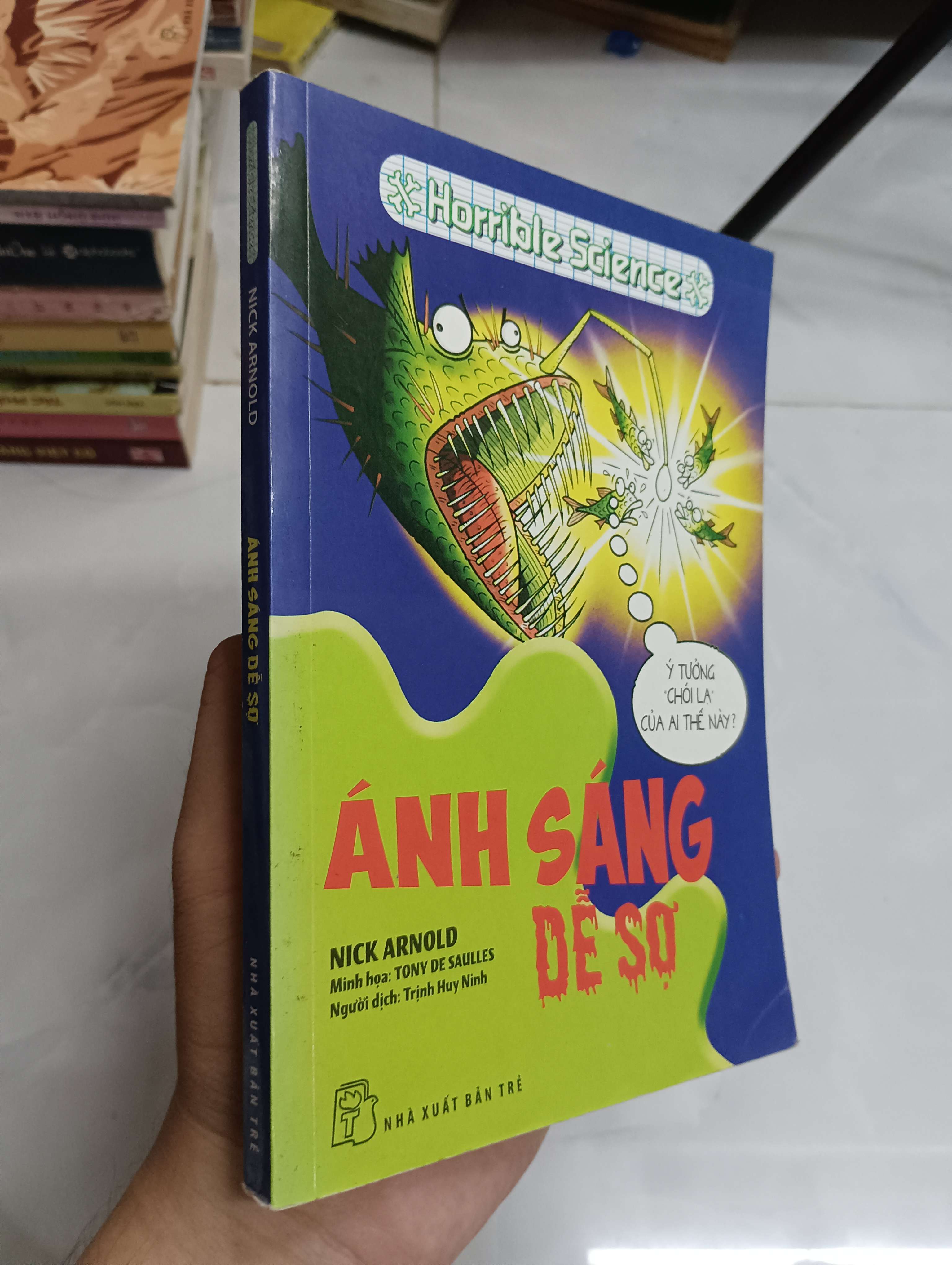 Ánh Sáng Dễ Sợ - Nick Arnold (Sách thiếu nhi) SPP