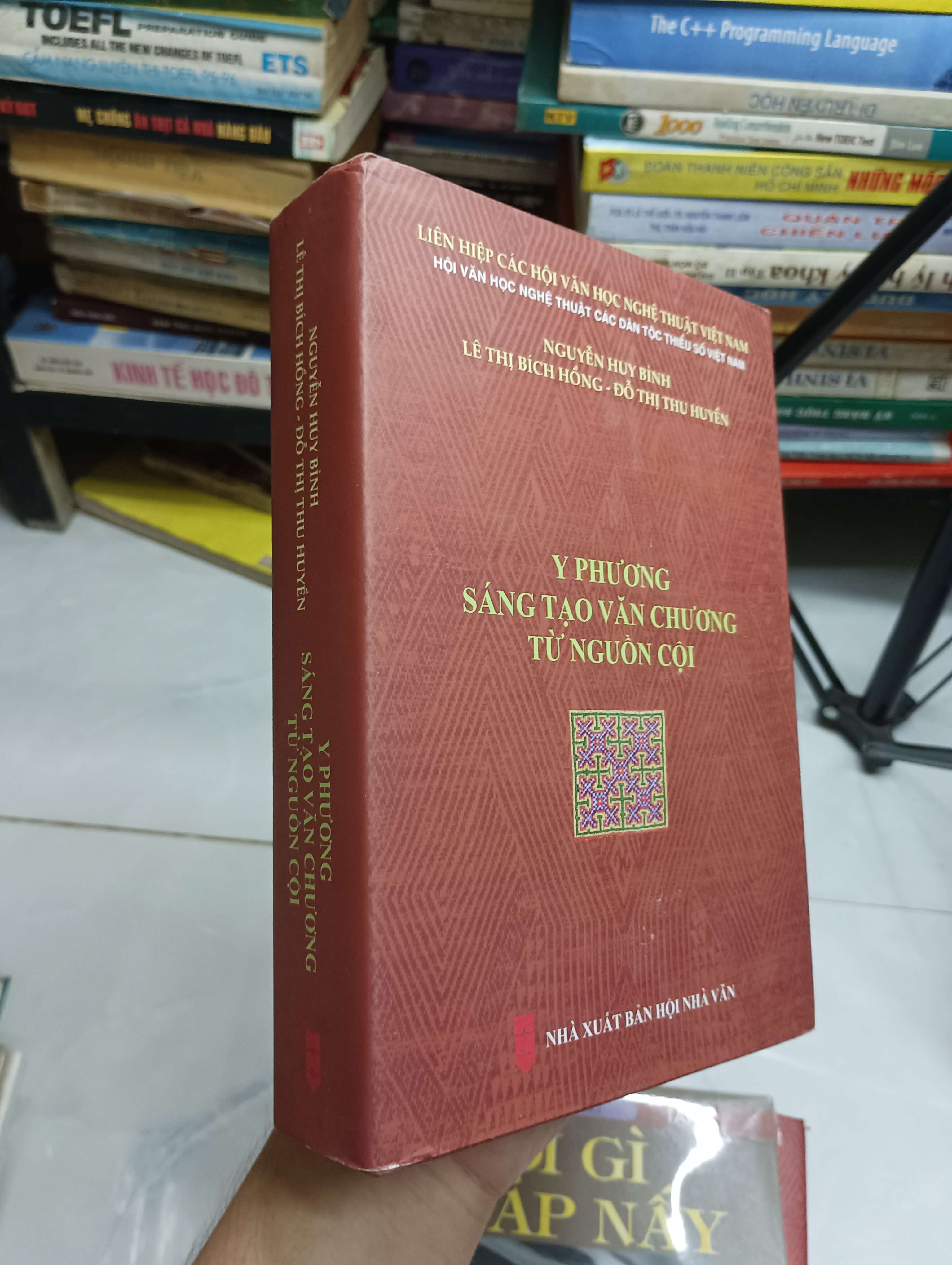 Y Phương - Sáng tạo văn chương từ nguồn cội (Nguyễn Huy Bình - Lê Thị Bích Hồng - Đỗ Thị Thu Huyền) (Sách văn học) SPP