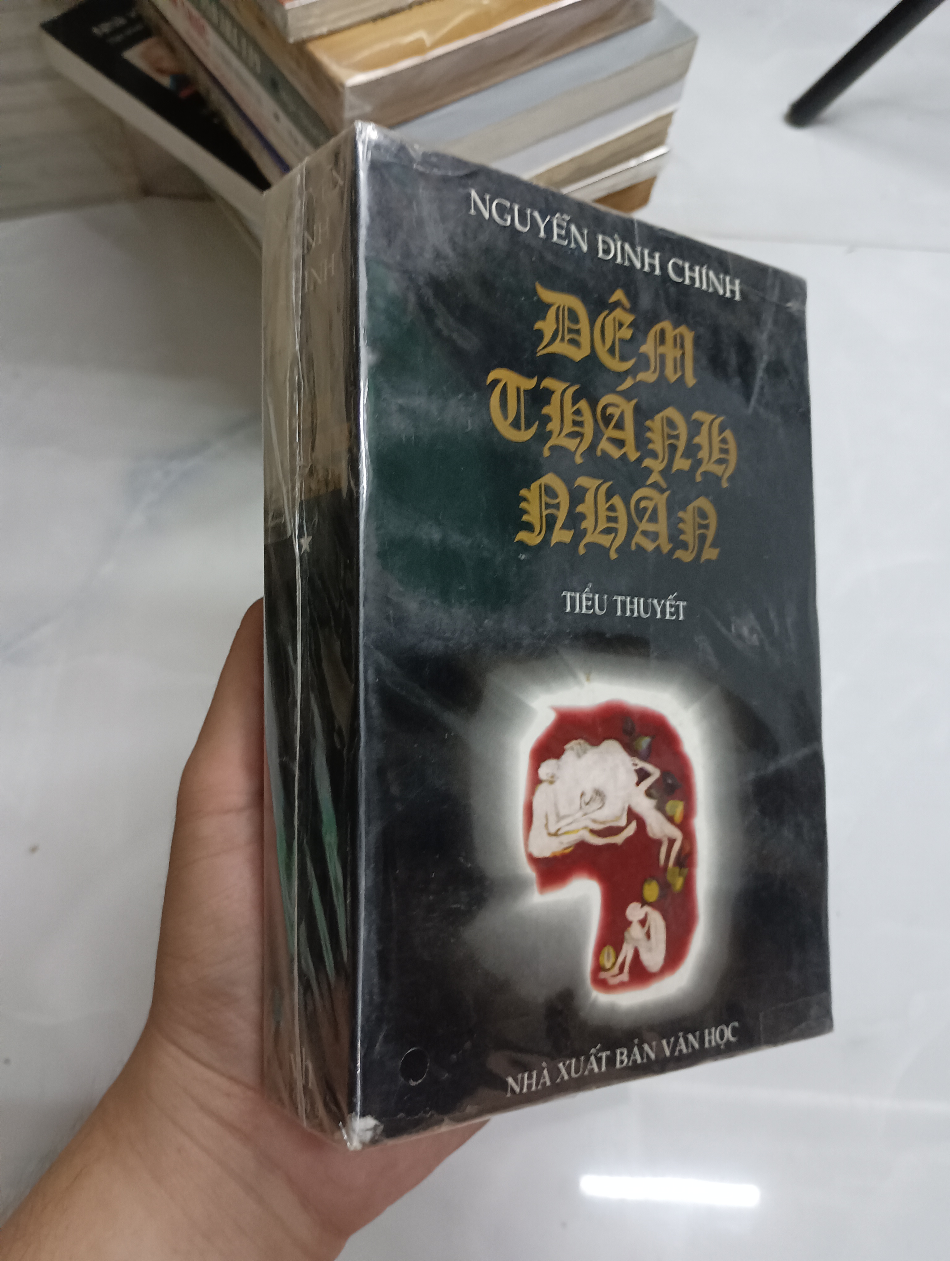 Title: DÊM THÁNH NHÂN Author: NGUYỄN ĐÌNH CHÍNH (Tiểu Thuyết) SPP