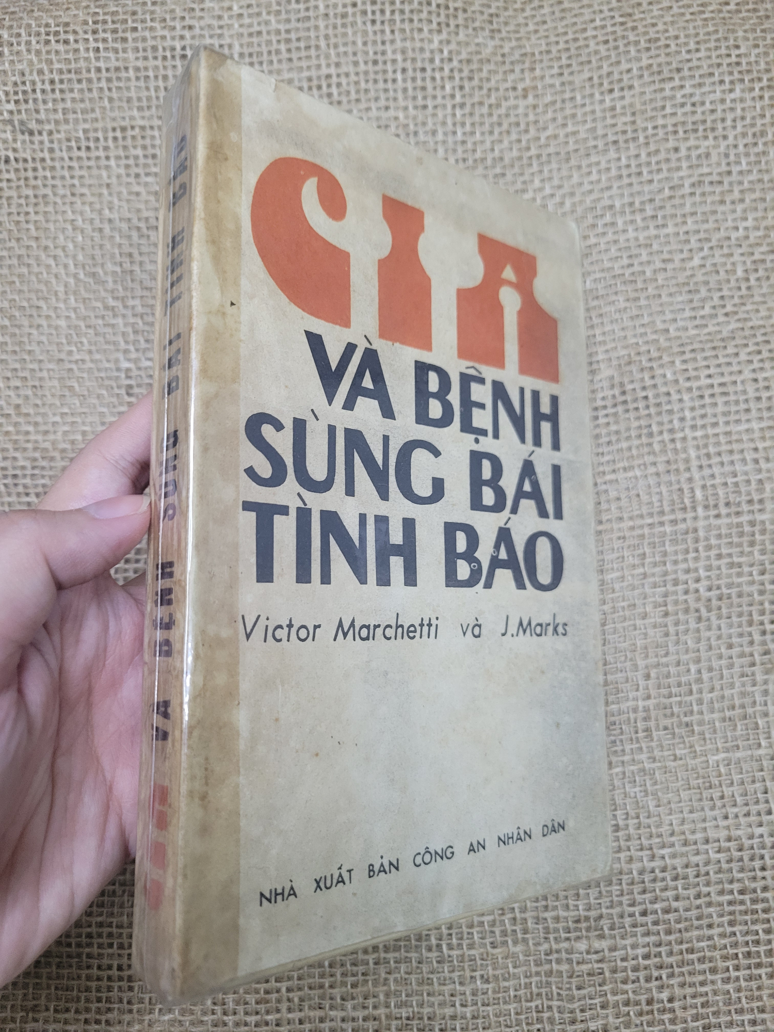 CIA và bệnh sùng bái tình báo - Victor Marchetti và J. Marks mới 80% bẩn bìa, ố (Sách văn học) SPP