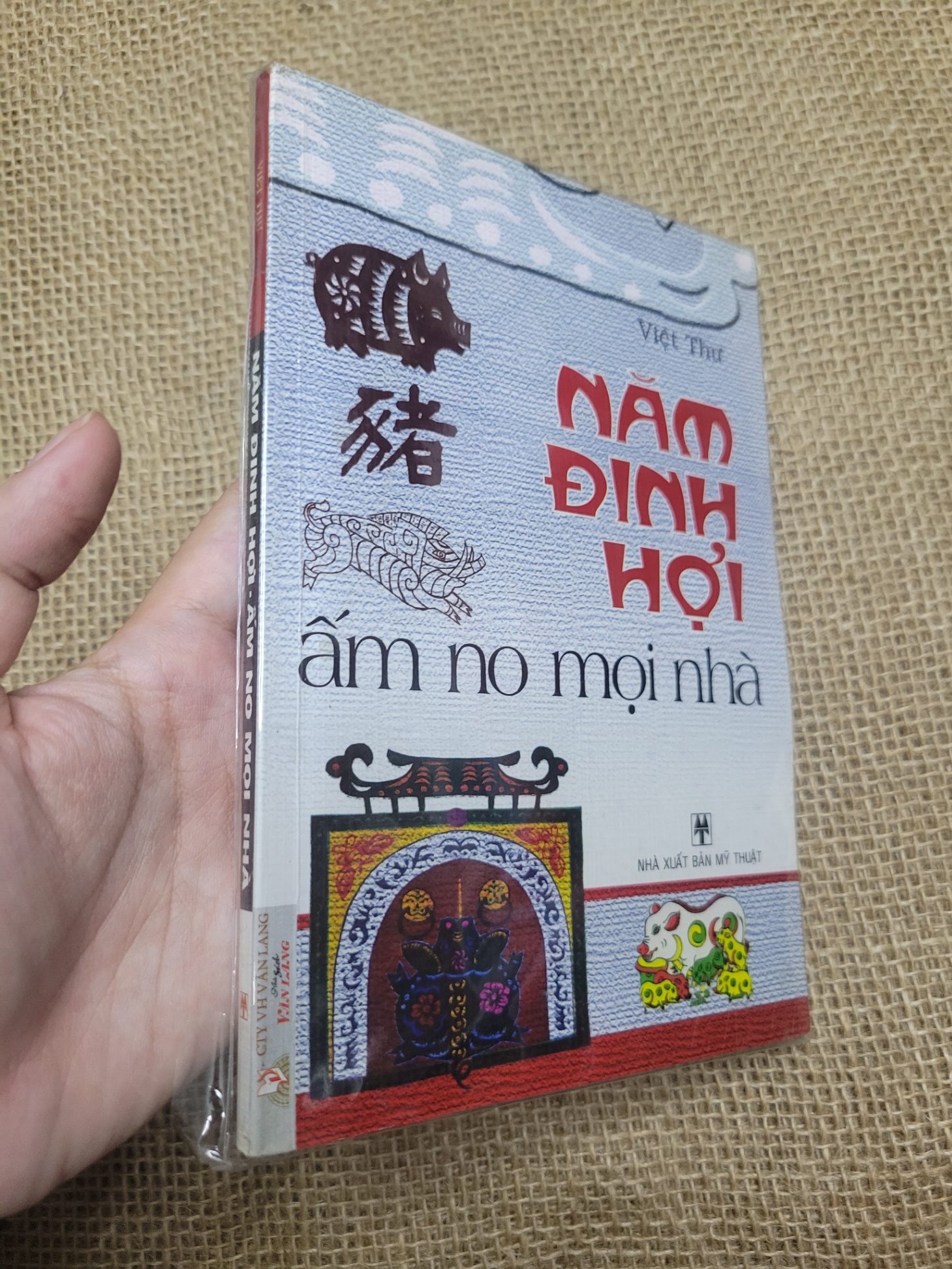 Năm Đinh Hợi ấm no mọi nhà - Việt Thư mới 80% bẩn bìa, ố (Sách tôn giáo - tâm linh) SPP