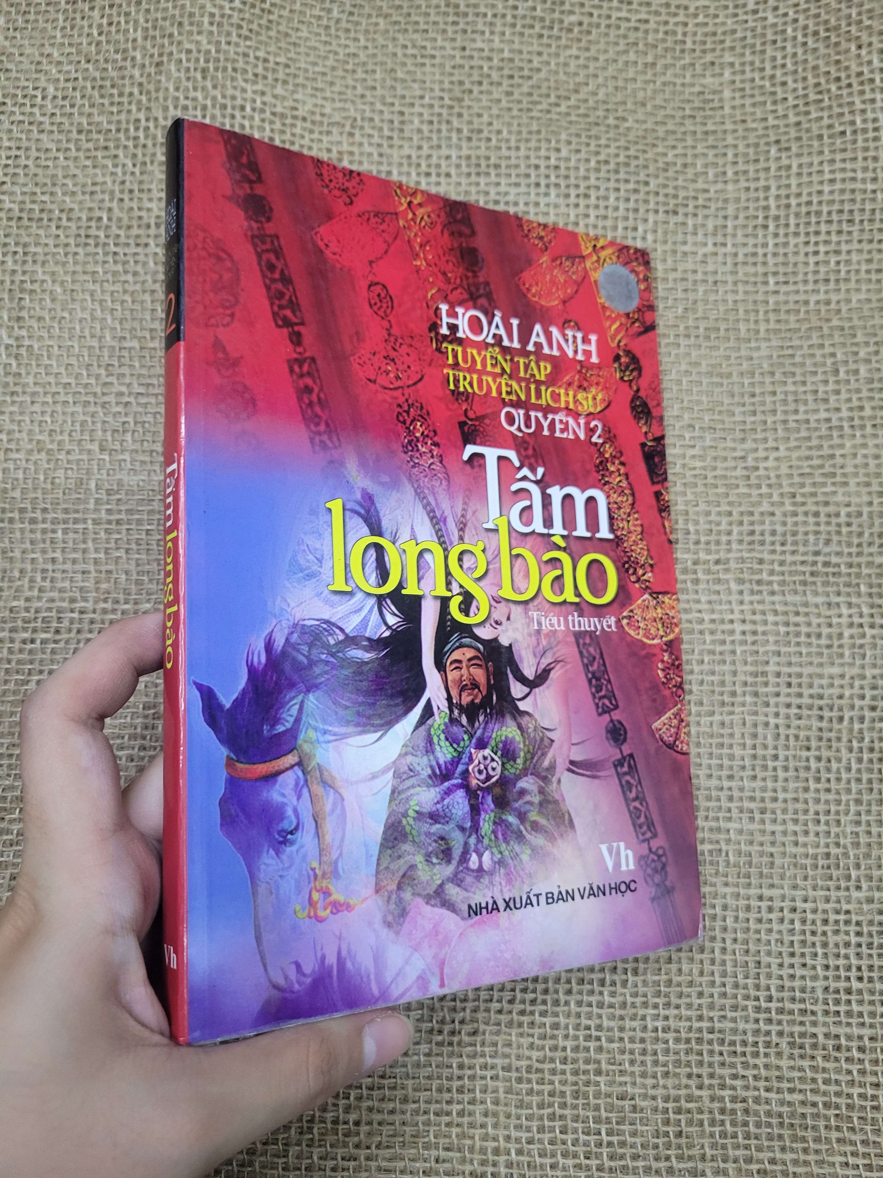 Tuyển tập truyện lịch sử quyển 2 Tấm long bào - Hoài Anh 2006 mới 80% bẩn bìa, ố (Sách văn học) SPP