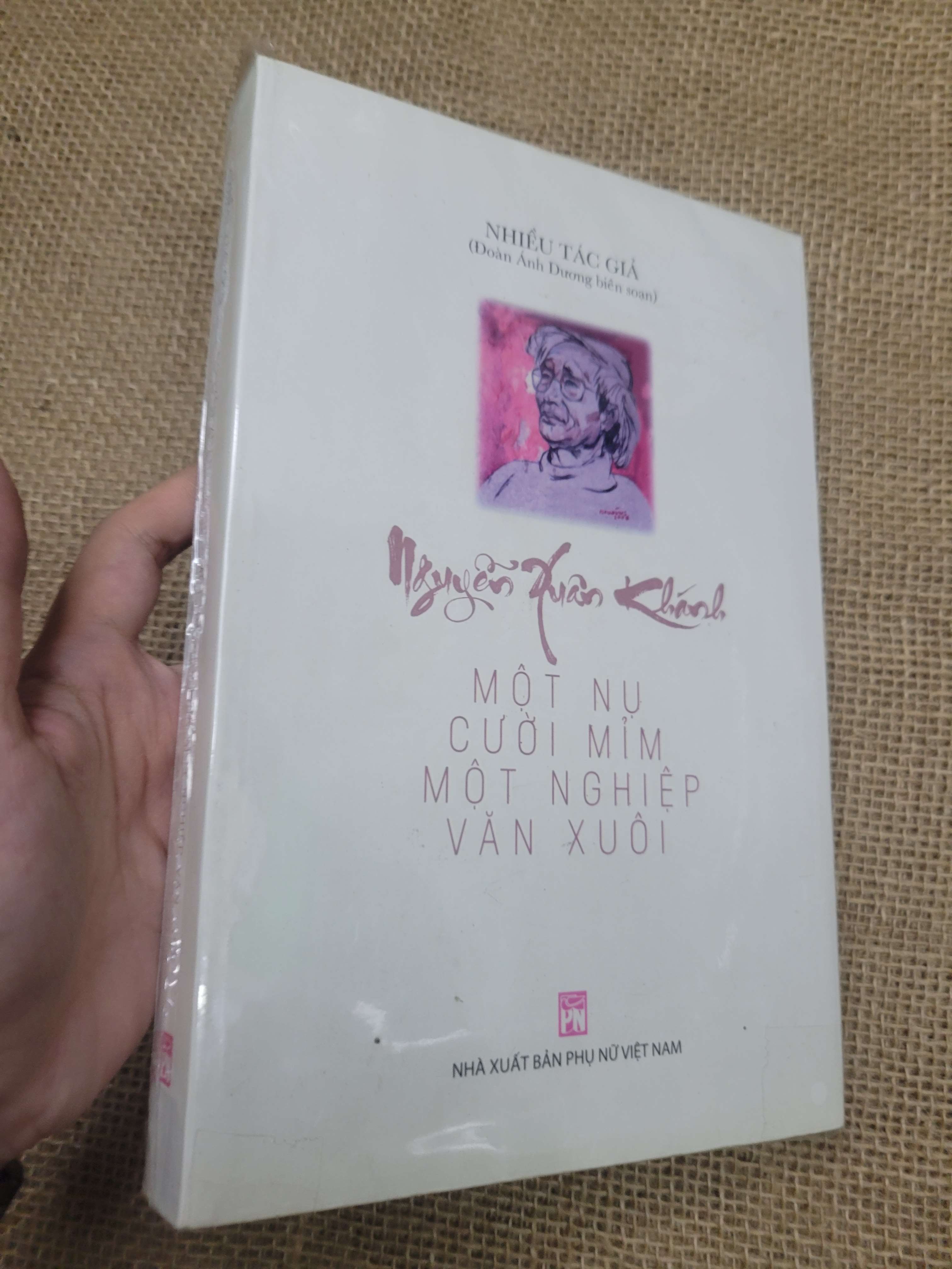 Một nụ cười mỉm một nghiệp văn xuôi - Nguyễn Xuân Khánh mới 80% bẩn bìa, ố (Sách văn học) SPP