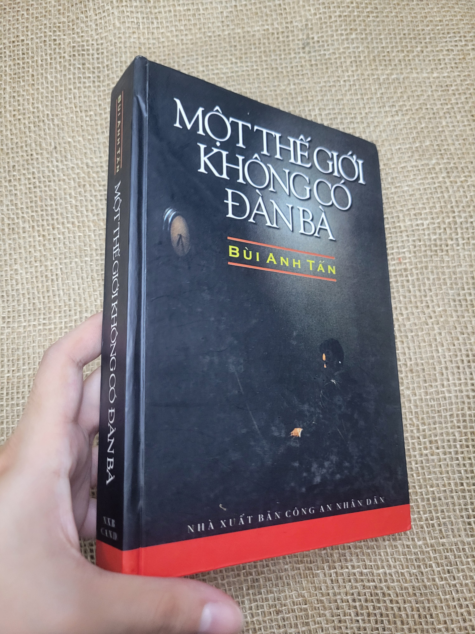 Một thế giới không có đàn bà - Bùi Anh Tấn bìa cứng 2004 mới 80% bẩn bìa, ố (Sách văn học) SPP