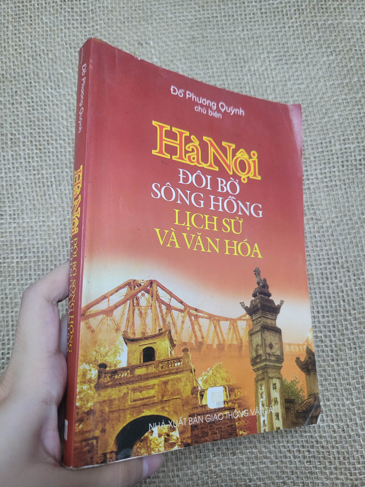 Hà Nội đôi bờ sông Hồng lịch sử và văn hóa - Đỗ Phương Quỳnh 2010 mới 70% có vệt nước, bị mọt, bẩn bìa, ố (Lịch sử Việt Nam) SPP