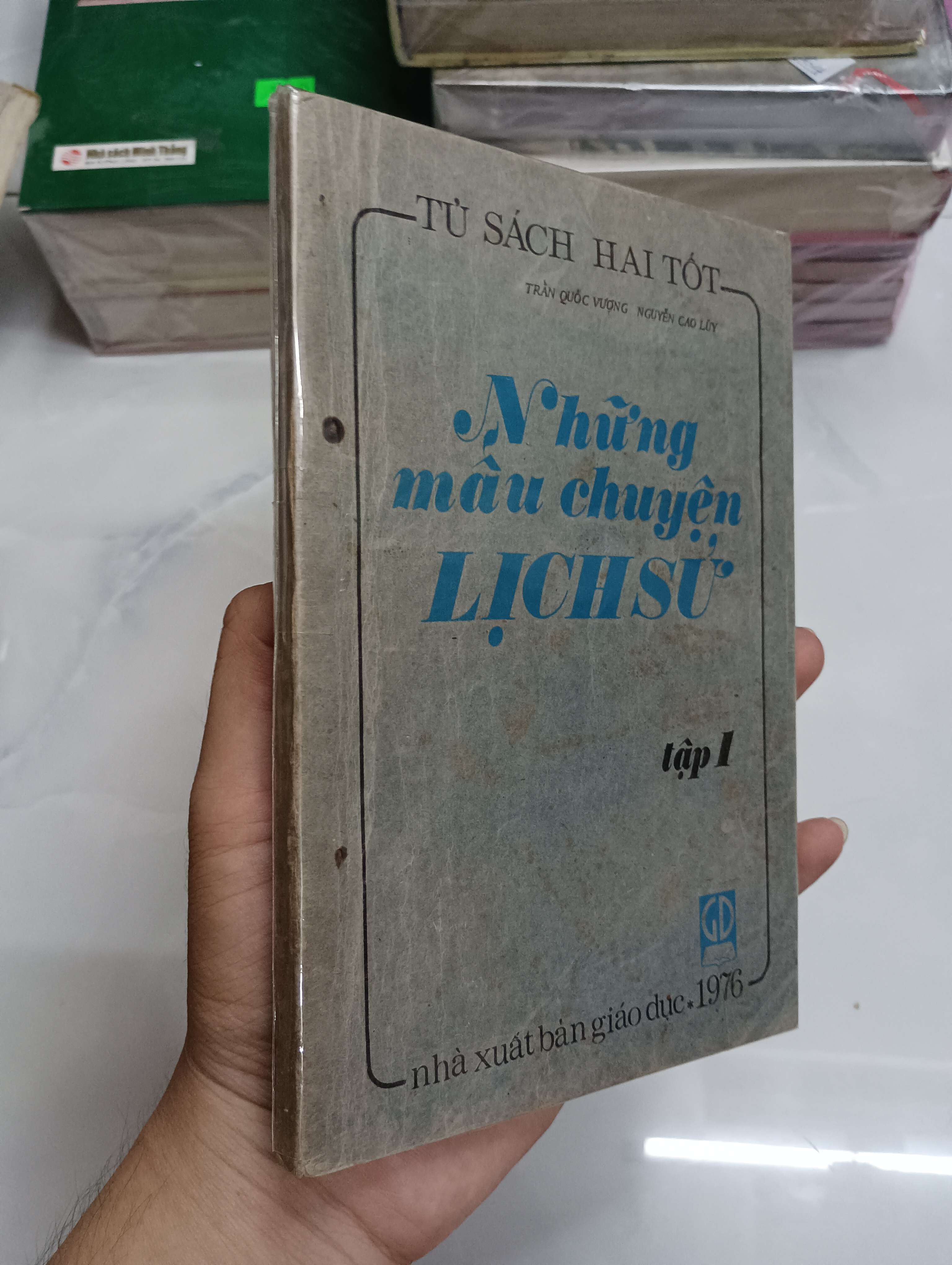 Những mẩu chuyện lịch sử (Tập 1) - Trần Quốc Vượng, Nguyễn Cao Lũy (Sách lịch sử - triết học) SPP