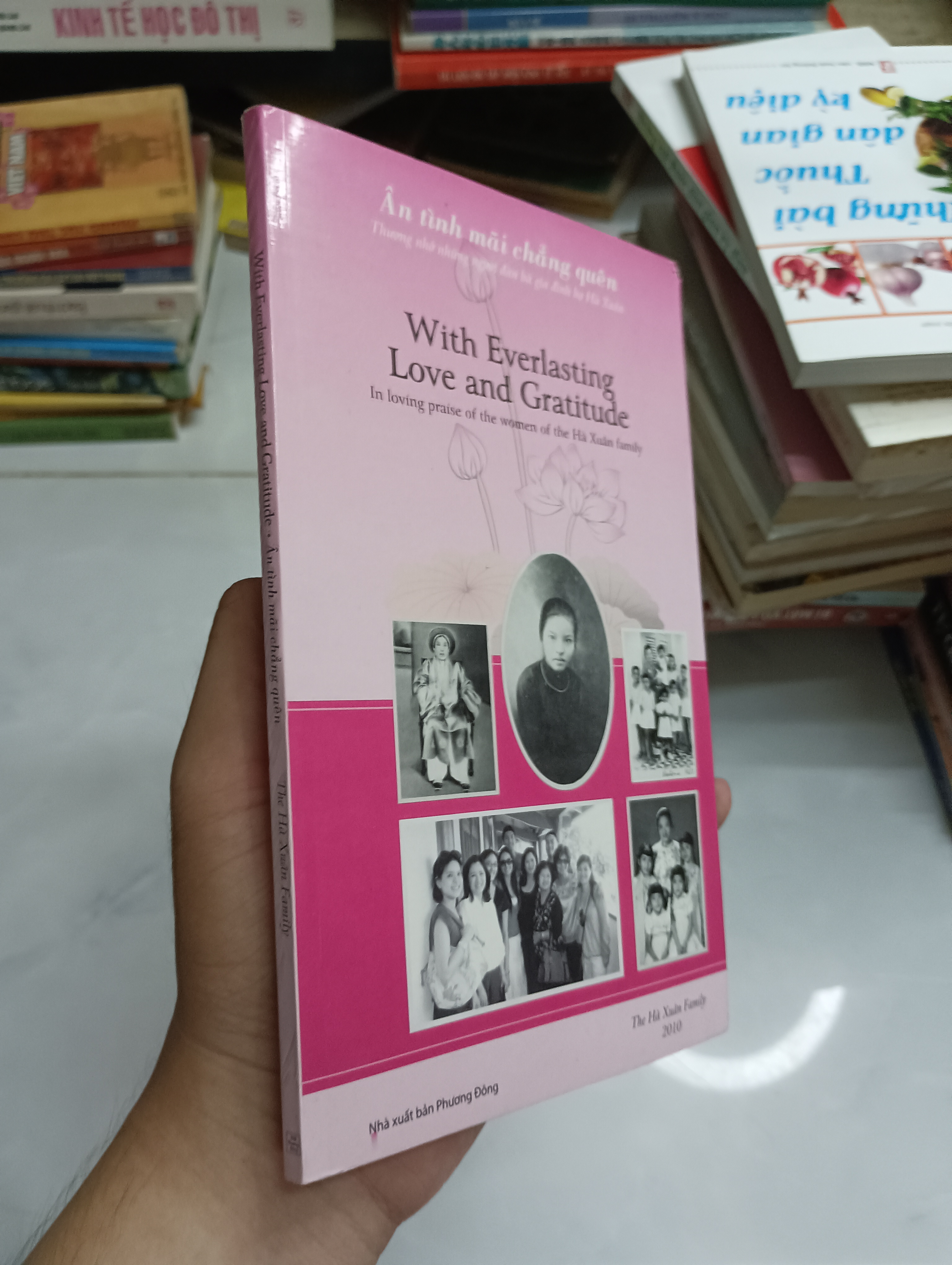 Ân tình mãi chẳng quên - The Hà Xuân Family (Sách văn học) SPP