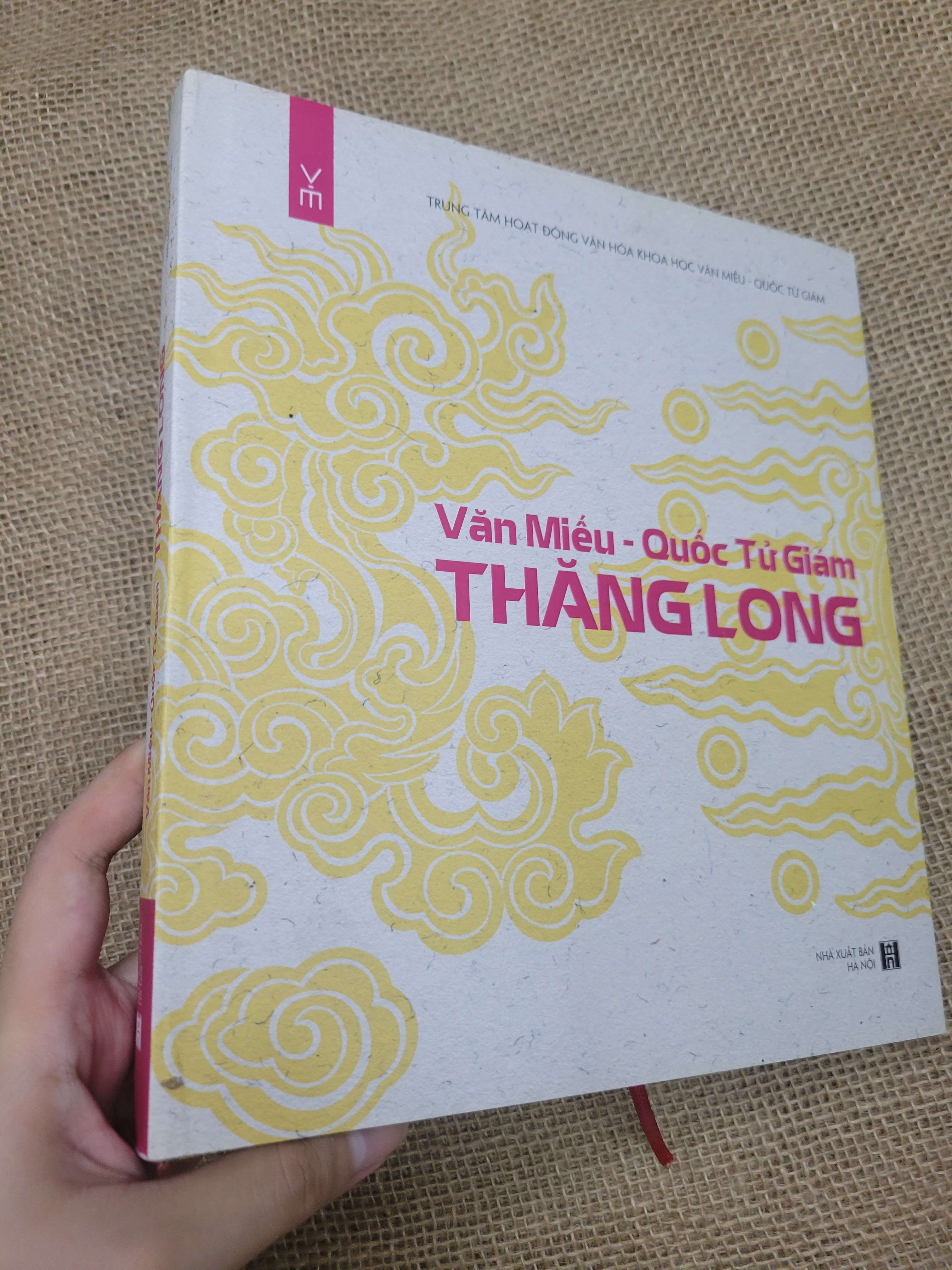Văn miếu - Quốc tử giám Thăng Long bìa cứng sách màu song ngữ 2022 mới 80% bẩn bìa, ố (Lịch sử Việt Nam) SPP