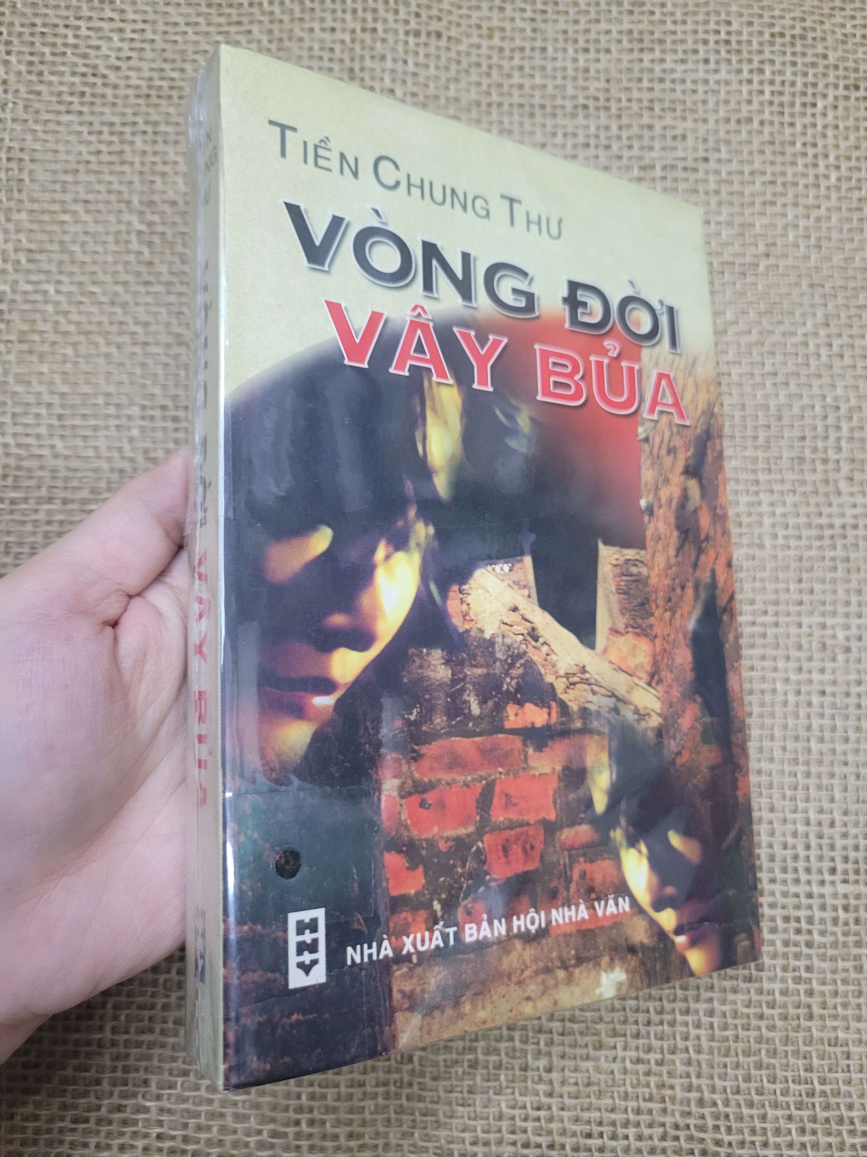 Vòng đời vây bủa - Tiền Chung Thư mới 80% bẩn bìa, ố (Sách văn học) SPP