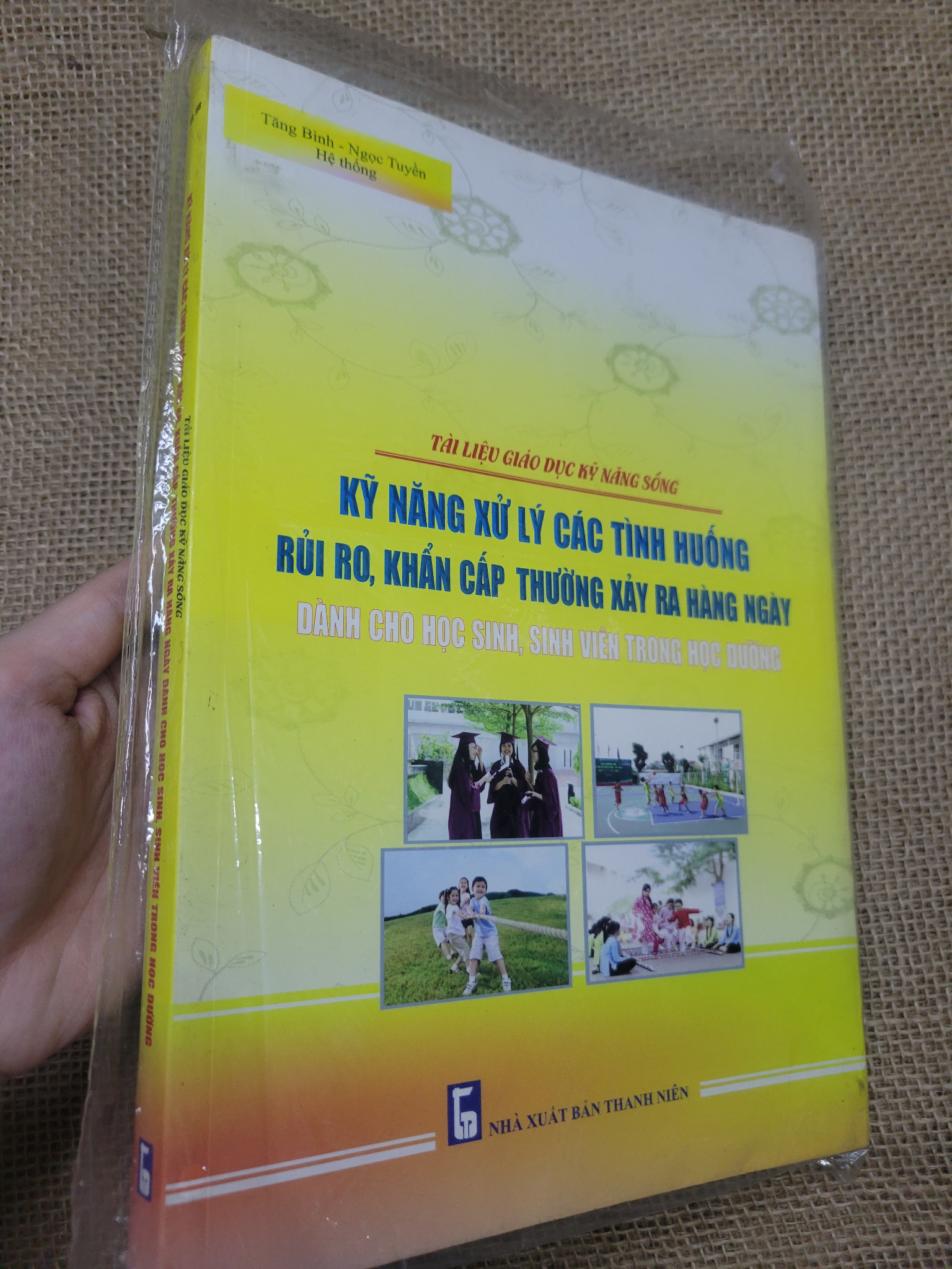 Tài liệu giáo dục kỹ năng sống: kỹ năng xử lý các tình huống rủi ro, khẩn cấp thường xảy ra hàng ngày mới 80% bẩn bìa, ố (Sách kỹ năng) SPP