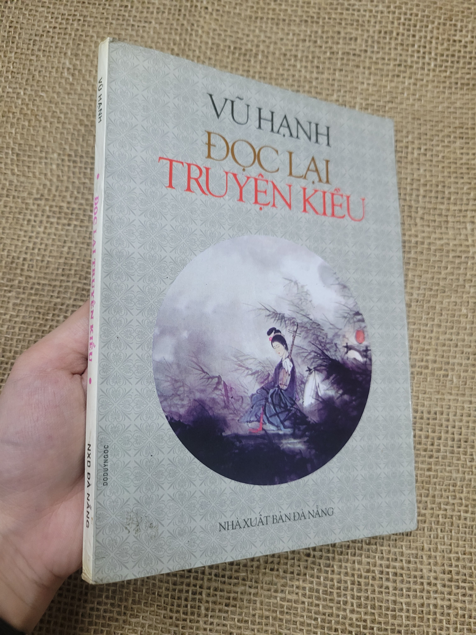 Đọc lại Truyện Kiều - Vũ Hạnh 1999 mới 80% bẩn bìa, ố (Sách văn học) SPP