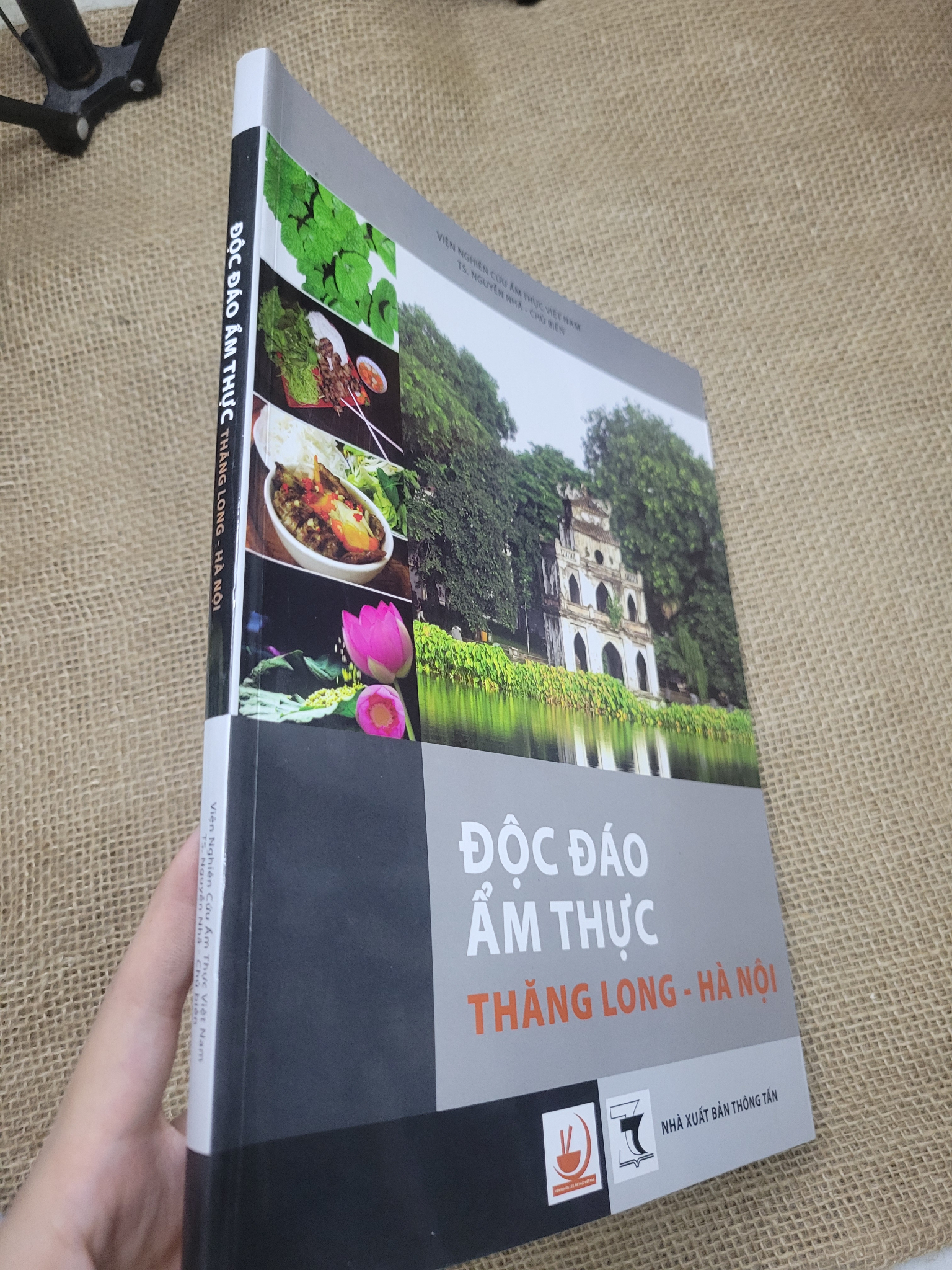 Độc đáo ẩm thực Thăng Long - Hà Nội sách màu 2010 mới 80% bẩn bìa, ố (Sách kiến thức tổng hợp) SPP