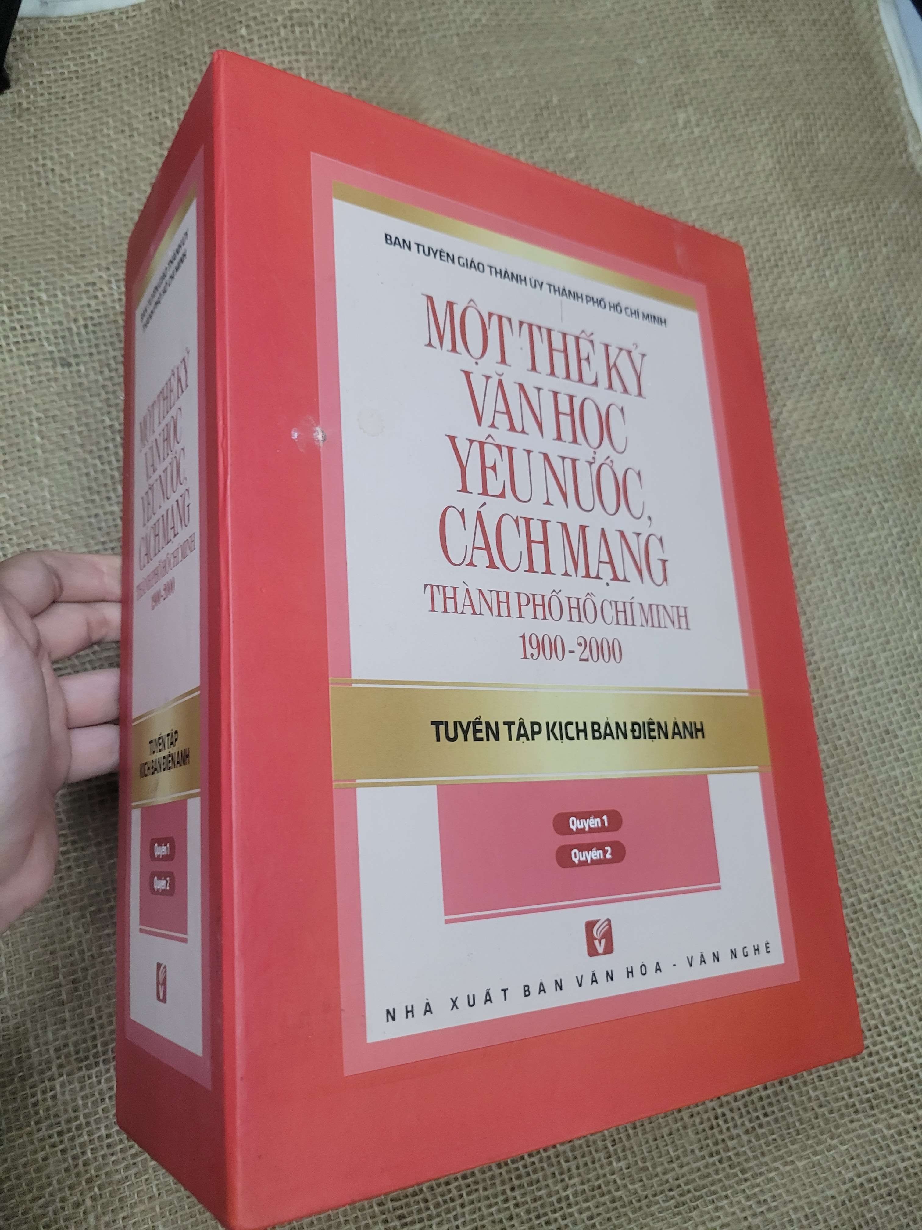 2 cuốn Một thế kỷ văn học yêu nước, cách mạng thành phố Hồ Chí Minh 1900-2000 bìa cứng mới 80% bẩn bìa, ố (Sách văn học) SPP