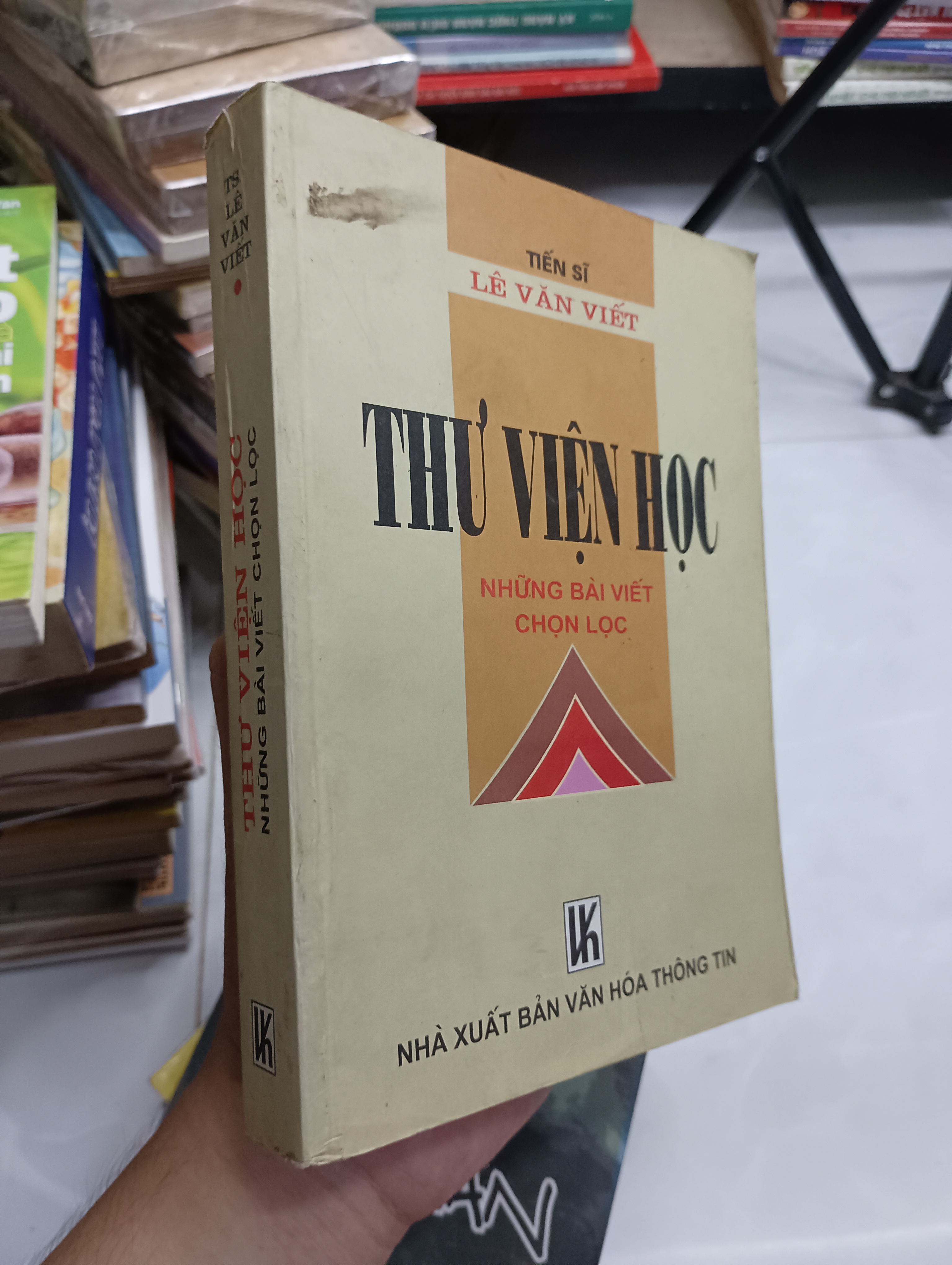Title: THƯ VIỆN HỌC Author: LÊ VĂN VIẾT (Sách văn học) SPP