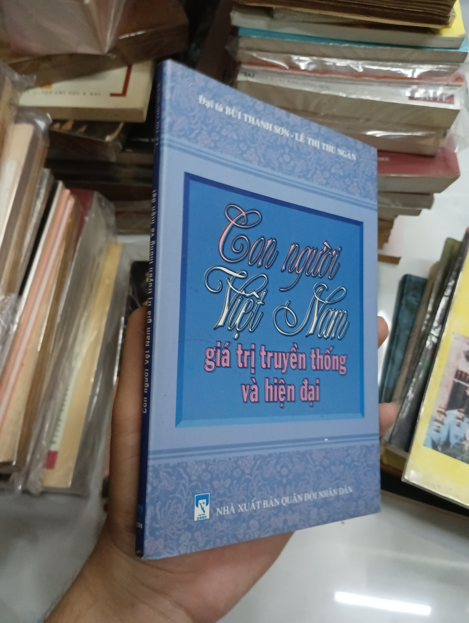 Con người Việt Nam giá trị truyền thống và hiện đại - Đại tá Bùi Thanh Sơn, Lê Thị Thu Ngân (Sách văn học) SPP