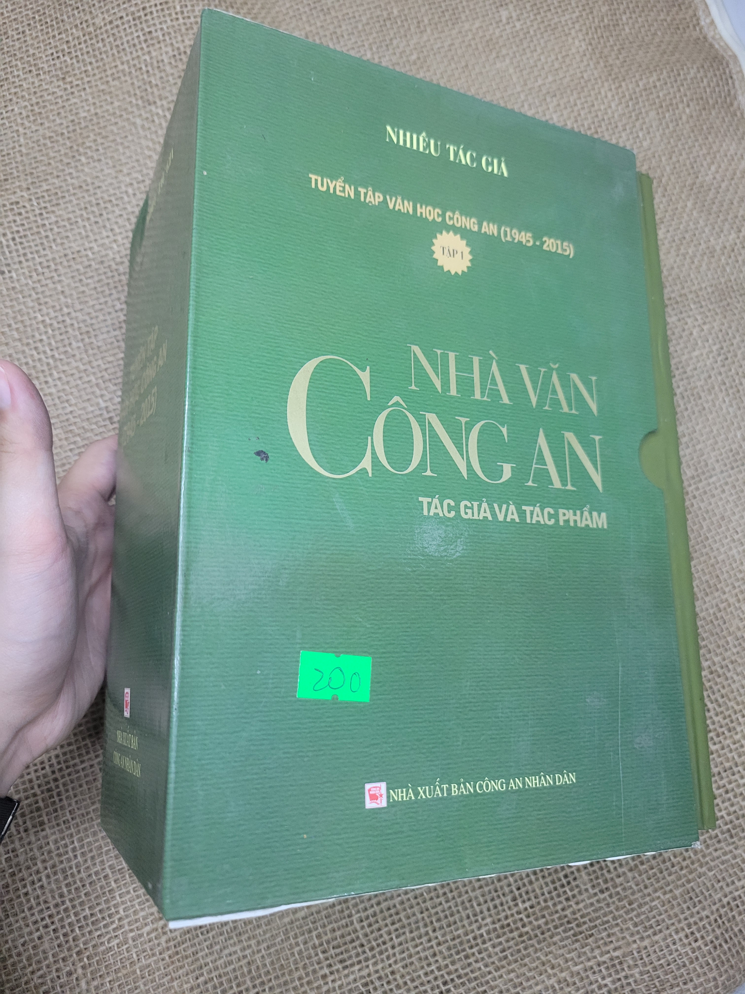 2 cuốn Nhà văn công an tác giả và tác phẩm - Nhiều tác giả bìa cứng mới 80% bẩn bìa, ố (Sách văn học) SPP