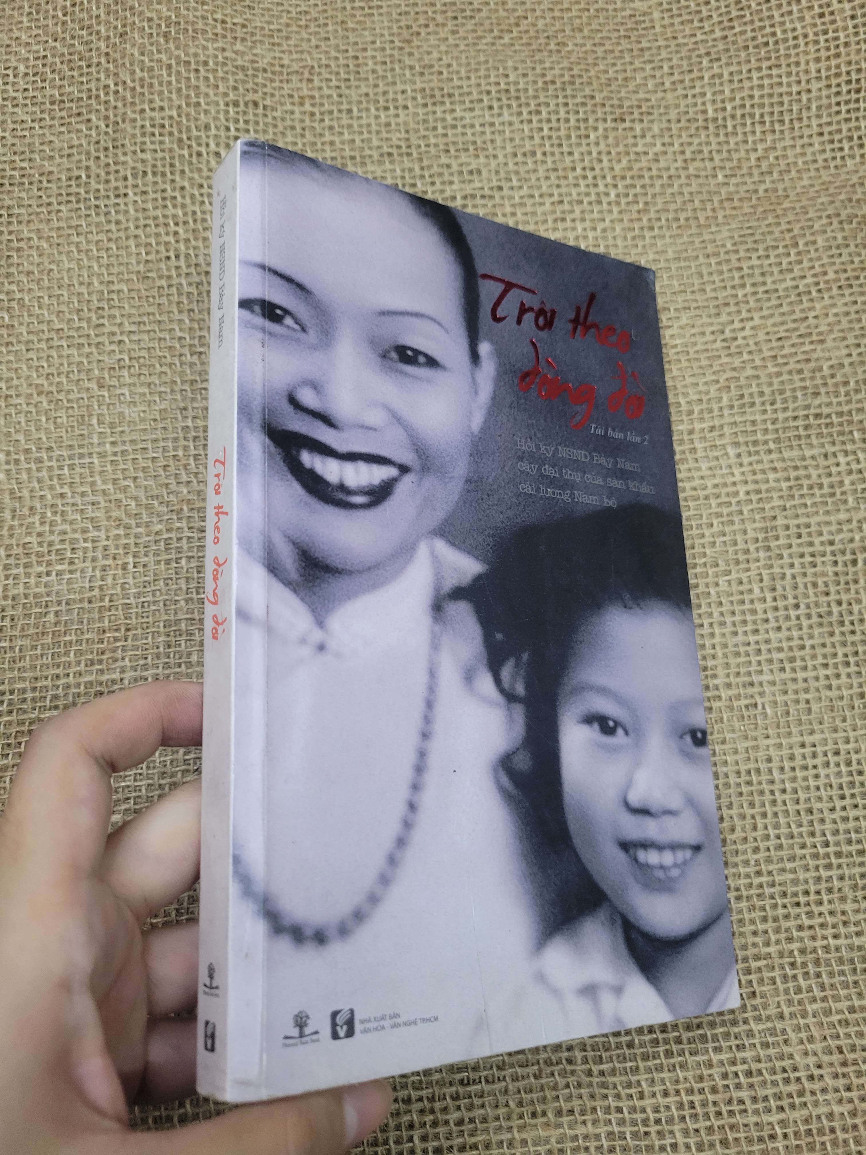 Trôi theo dòng đời - Hồi ký NSND Bảy Nam 2015 mới 80% bẩn bìa, ố (Lịch sử Việt Nam) SPP